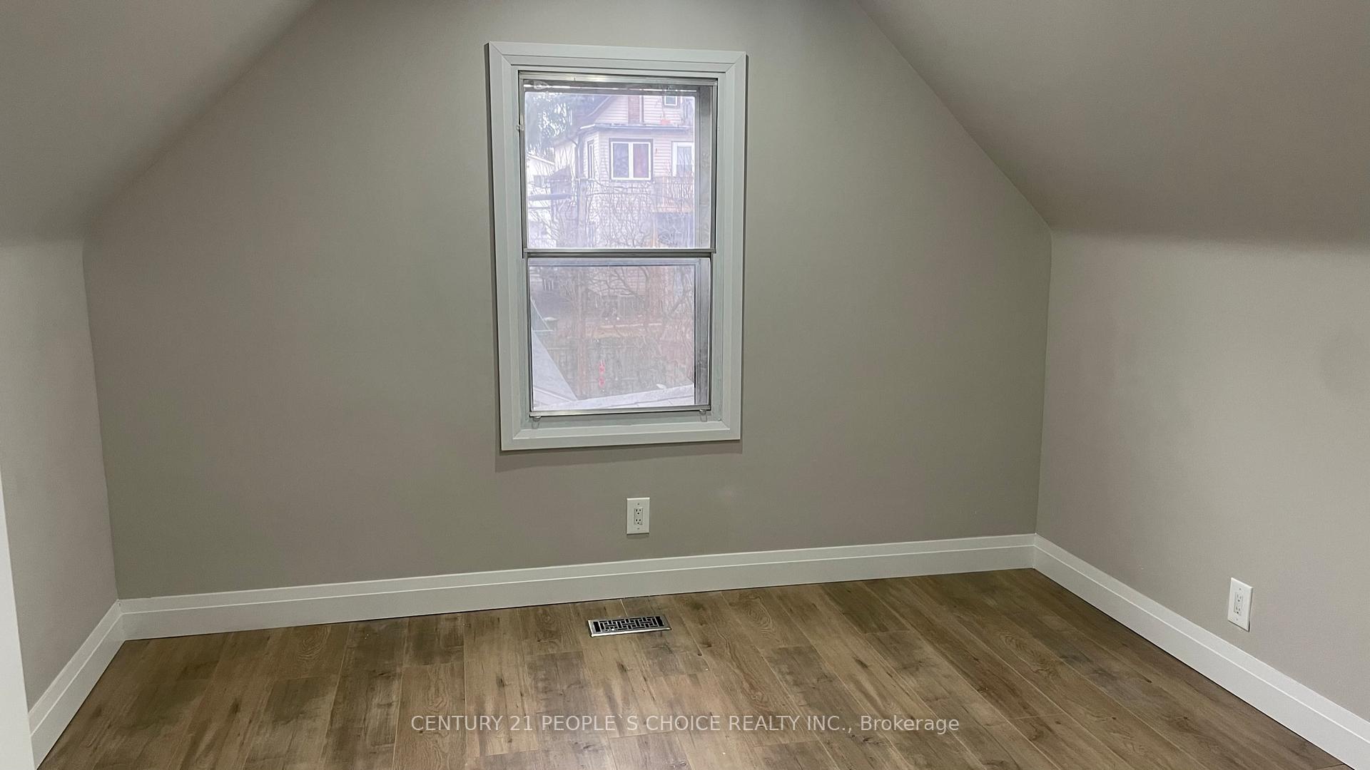 Photo 31 of 136 Edgemont Street N, Hamilton, Crown Point — HOMEH