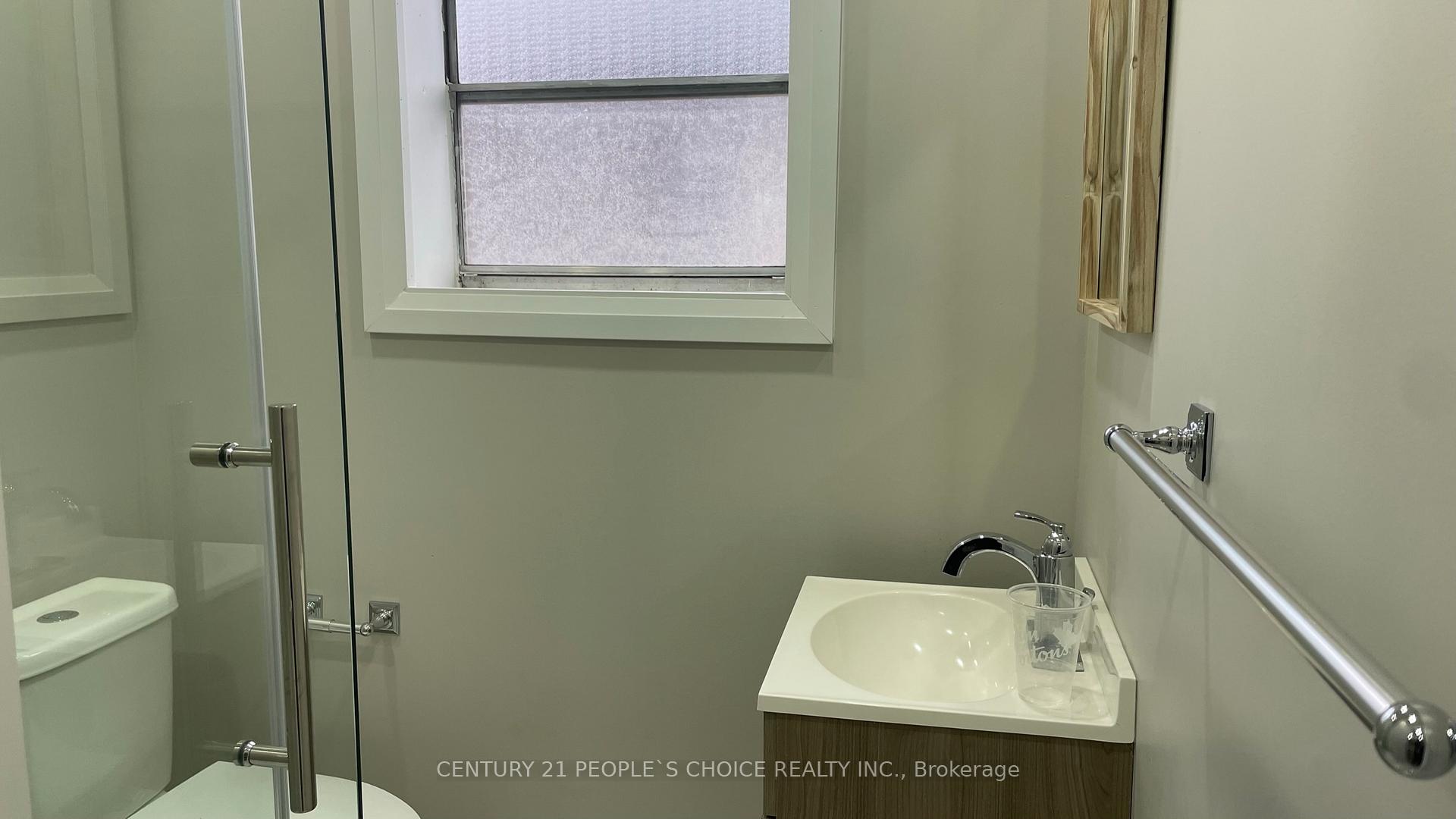 Photo 32 of 136 Edgemont Street N, Hamilton, Crown Point — HOMEH