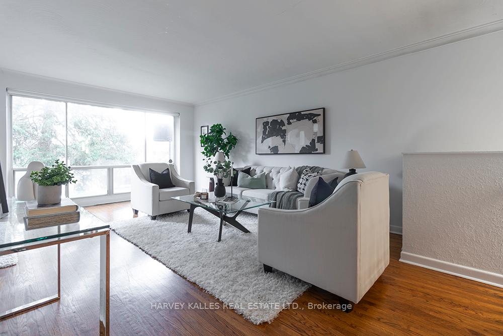 Photo 3 of 135 Combe Avenue, North York, Bathurst Manor — HOMEH