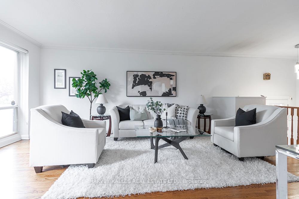 Photo 4 of 135 Combe Avenue, North York, Bathurst Manor — HOMEH
