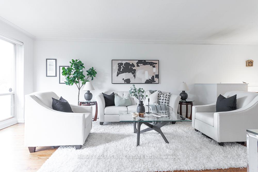Photo 5 of 135 Combe Avenue, North York, Bathurst Manor — HOMEH