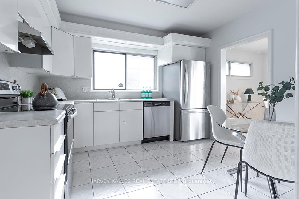 Photo 15 of 135 Combe Avenue, North York, Bathurst Manor — HOMEH
