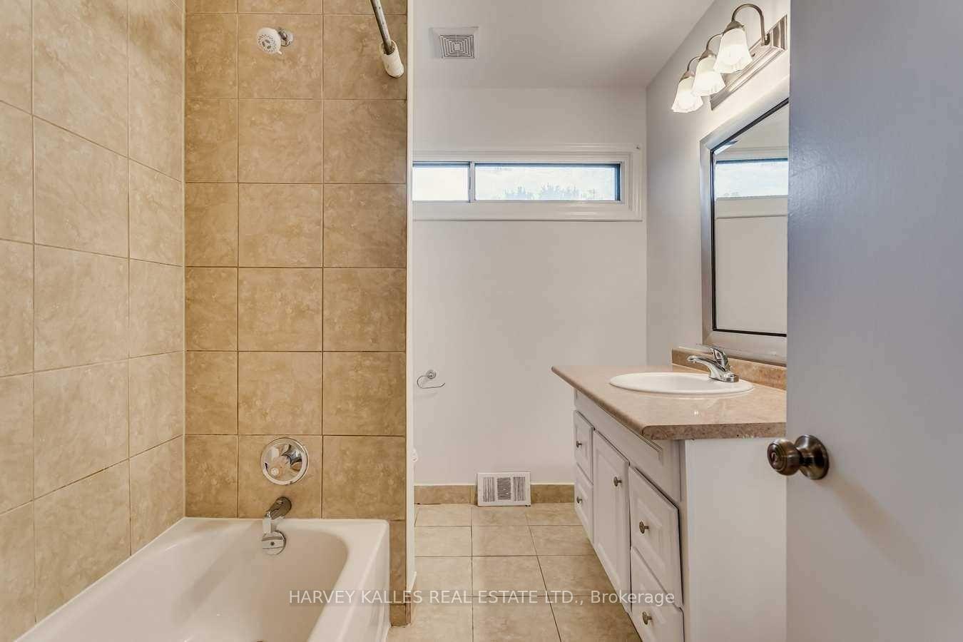 Photo 24 of 135 Combe Avenue, North York, Bathurst Manor — HOMEH