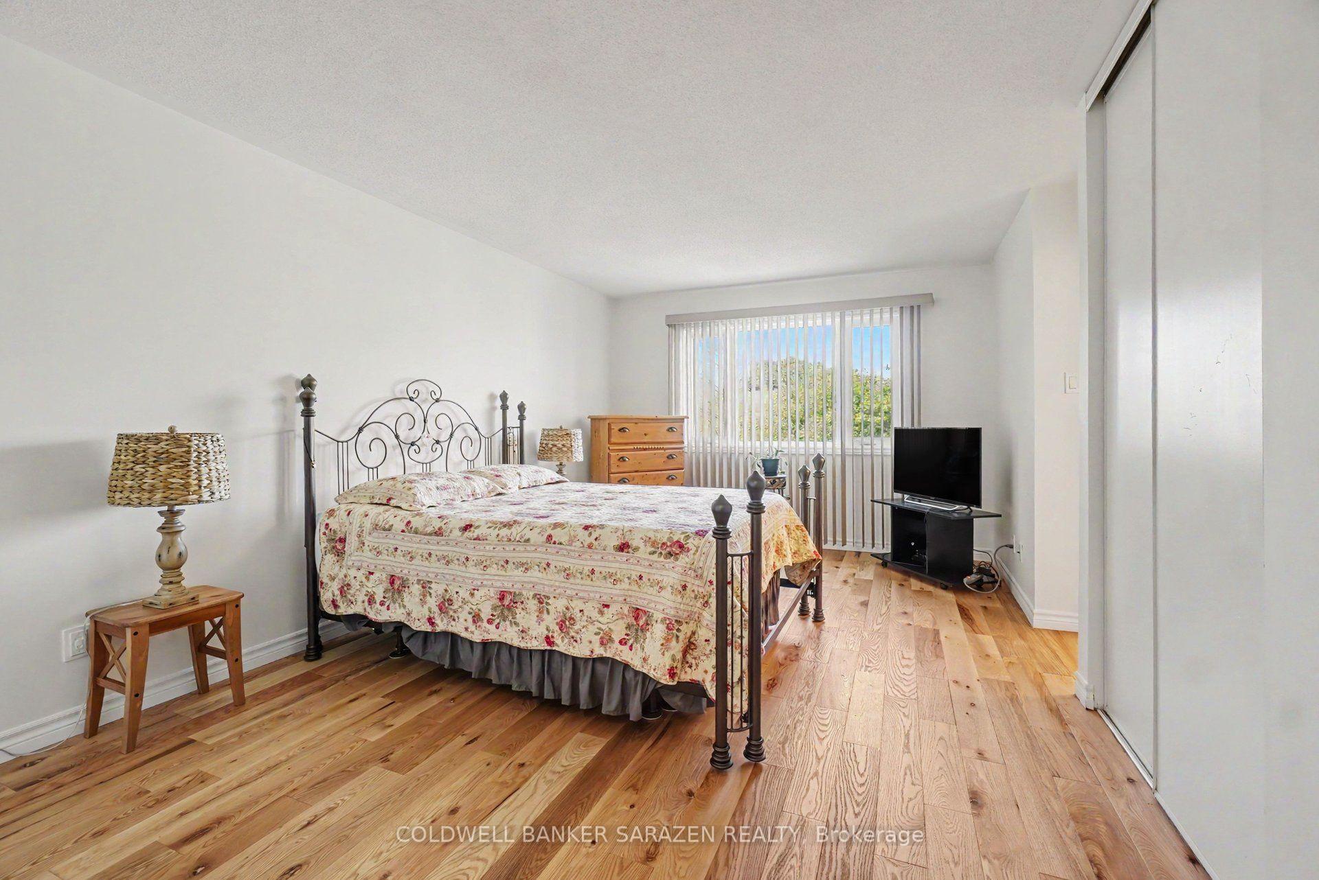 Photo 15 of 16 Crownridge Drive, Ottawa, Kanata - Emerald Meadows/Trailwest — HOMEH
