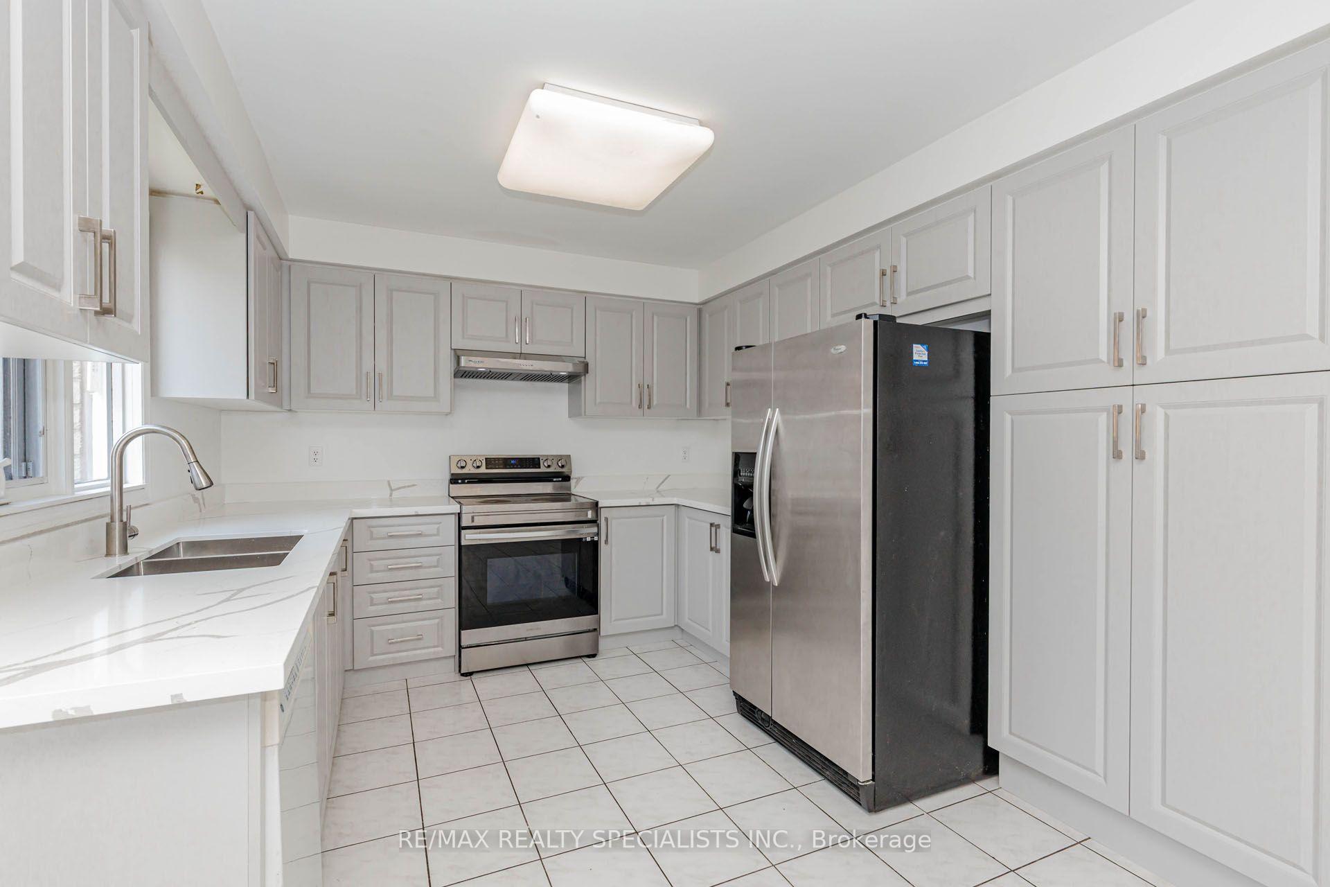Photo 3 of 64 Dolphin Song Crescent, Brampton, Sandringham-Wellington — HOMEH