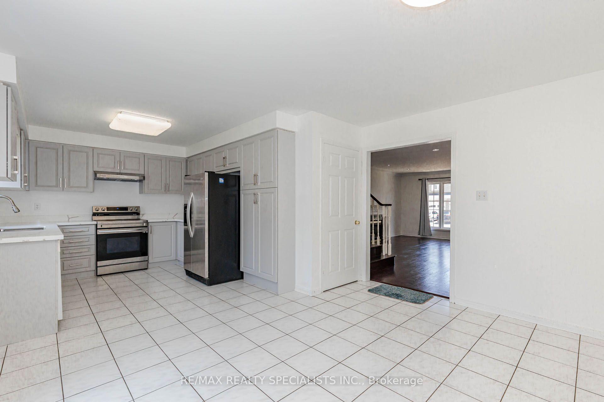 Photo 4 of 64 Dolphin Song Crescent, Brampton, Sandringham-Wellington — HOMEH