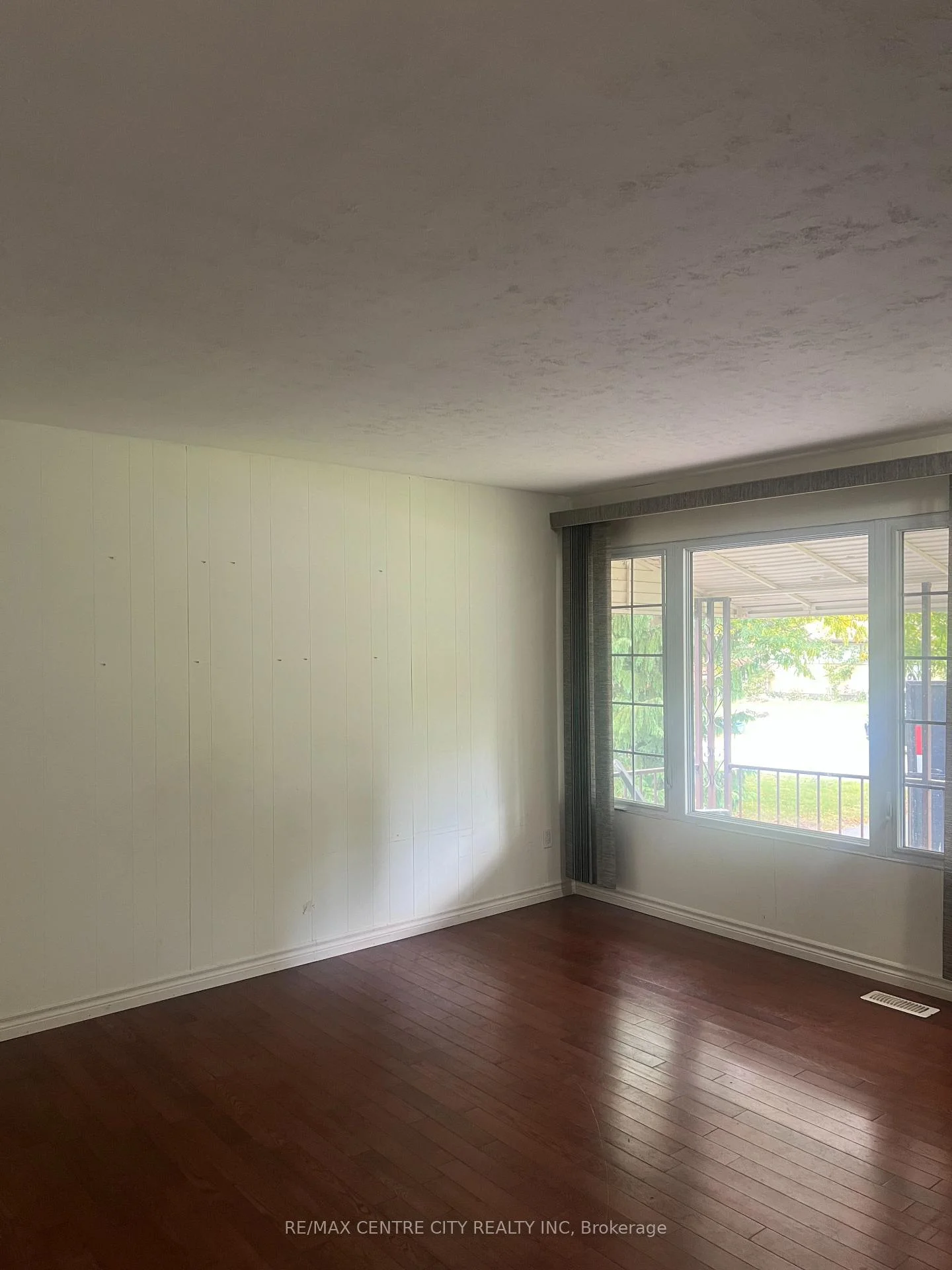 Photo 3 of 1590 Dixie Street, London, East H — HOMEH