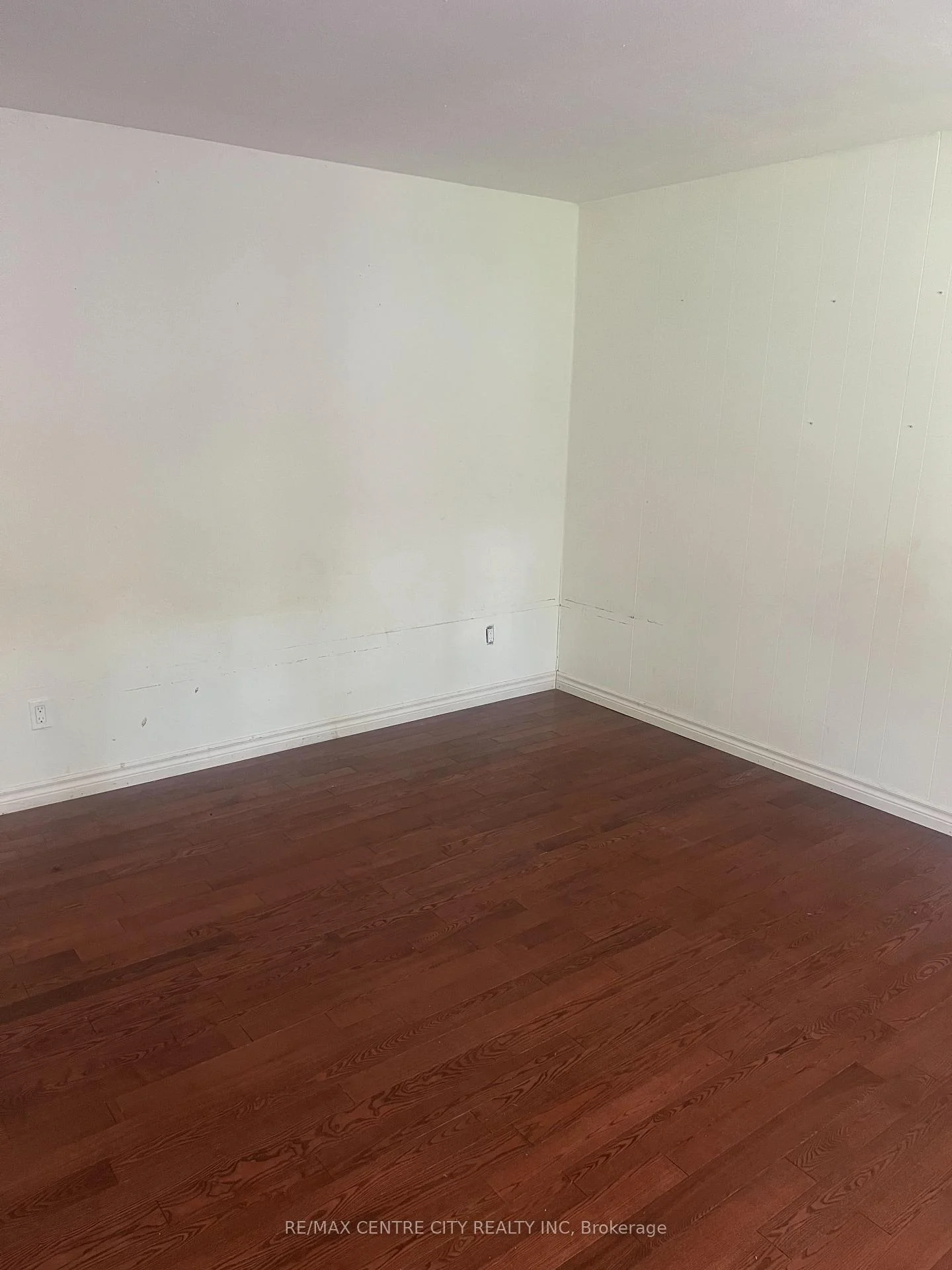 Photo 4 of 1590 Dixie Street, London, East H — HOMEH