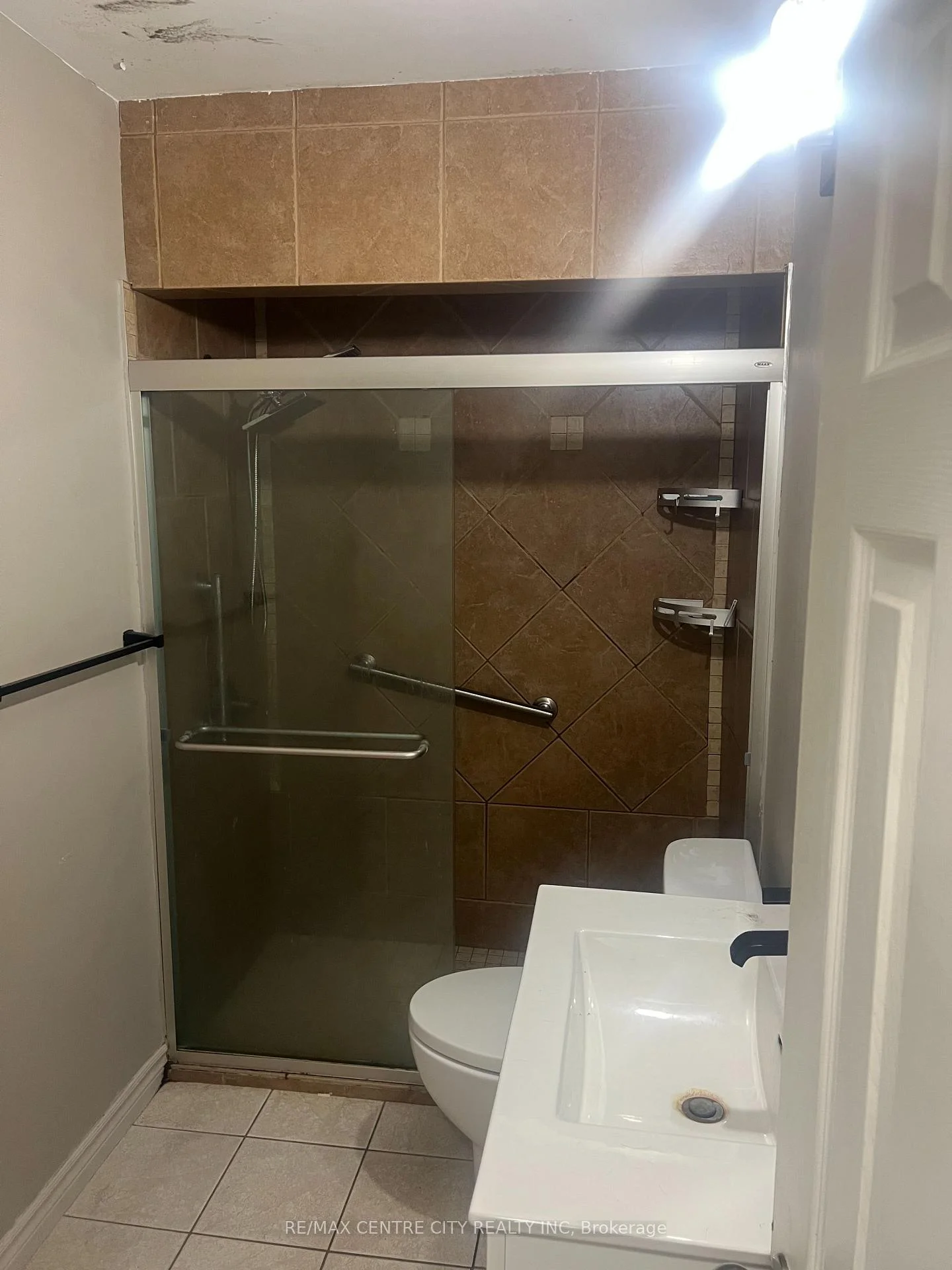 Photo 8 of 1590 Dixie Street, London, East H — HOMEH