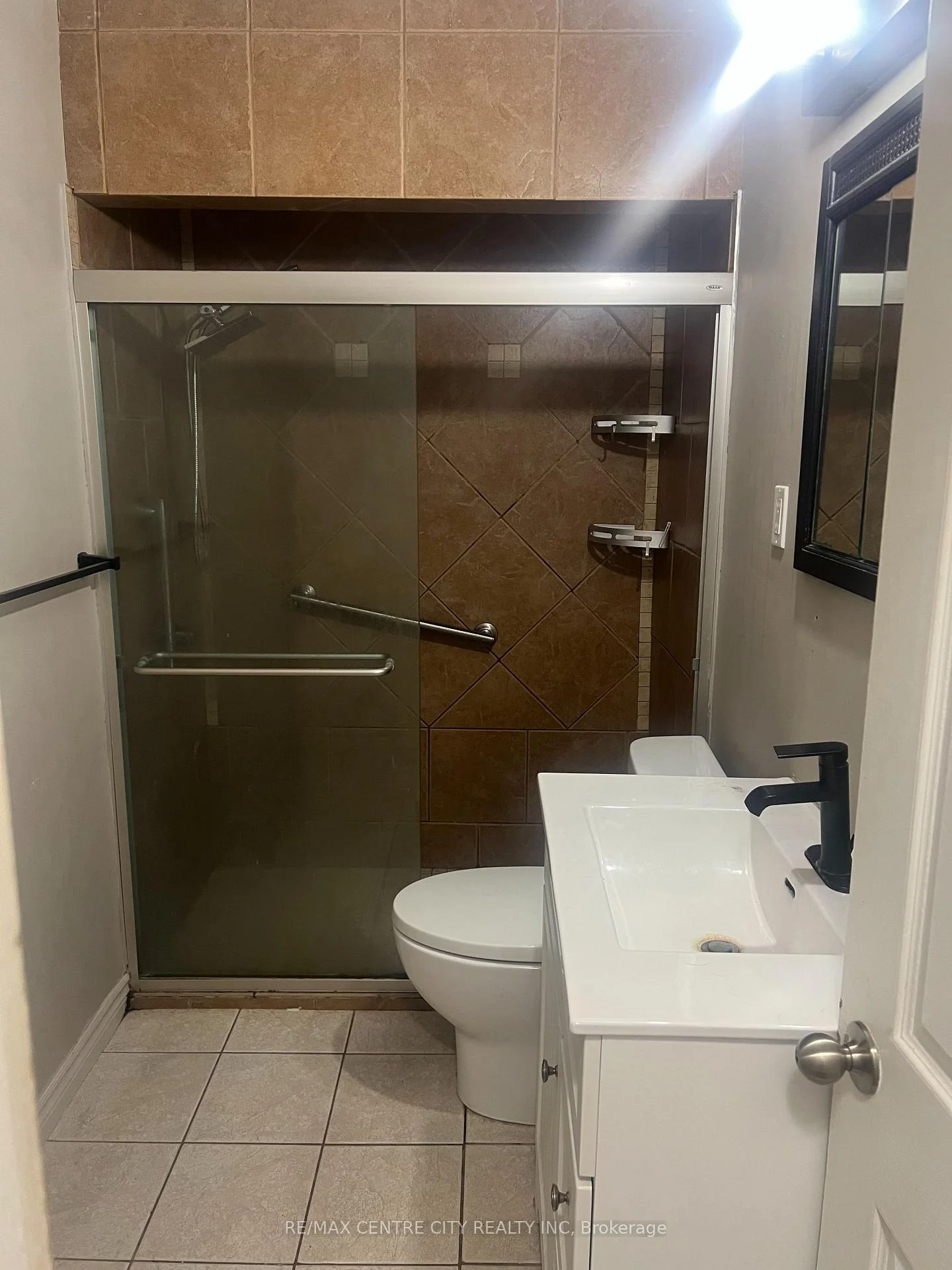 Photo 9 of 1590 Dixie Street, London, East H — HOMEH
