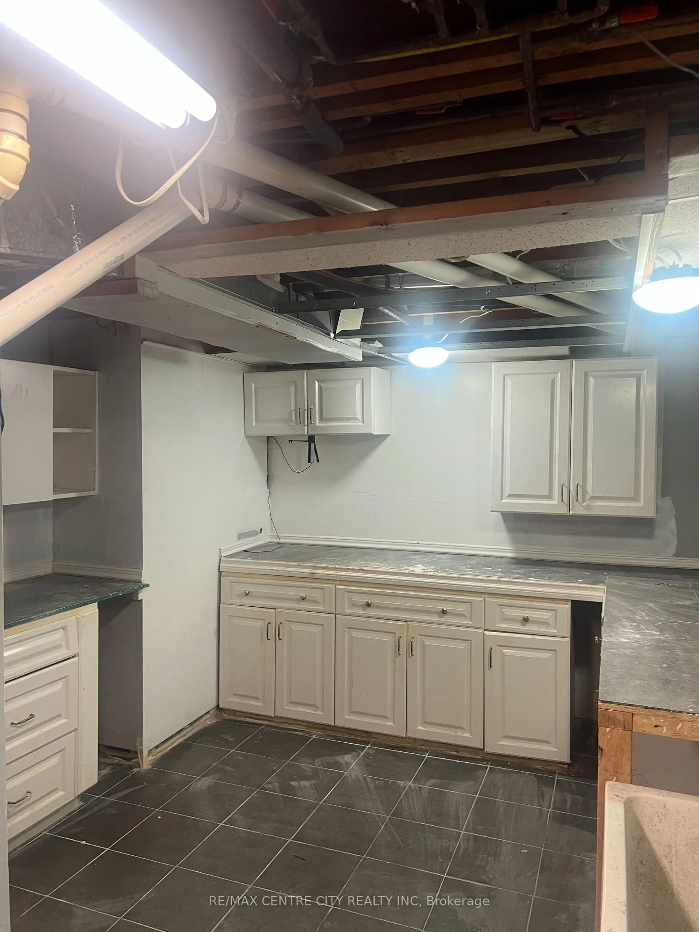 Photo 15 of 1590 Dixie Street, London, East H — HOMEH