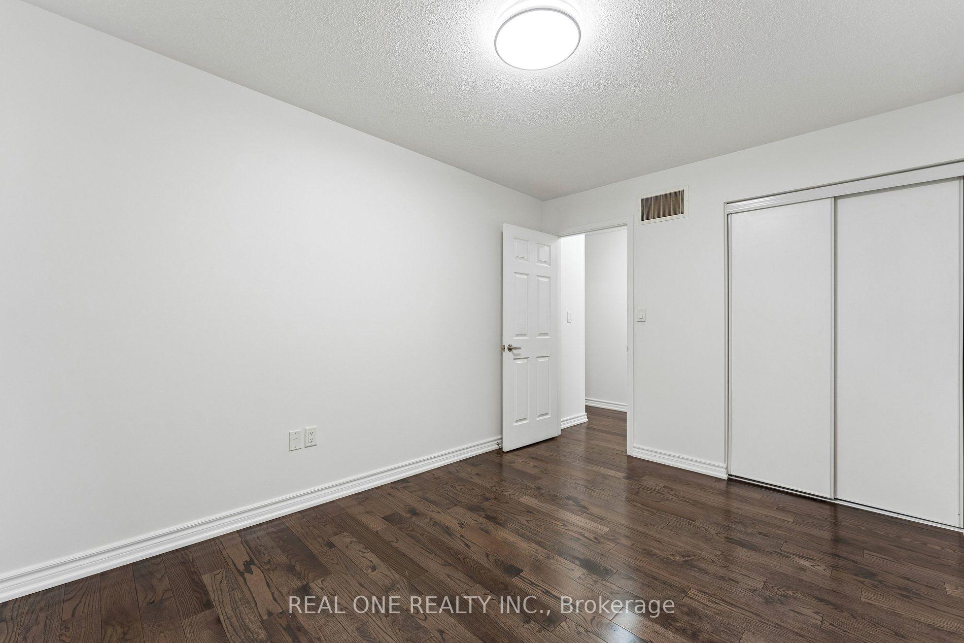 Photo 31 of 30 Henneberry Lane, Brampton, Northwest Brampton — HOMEH