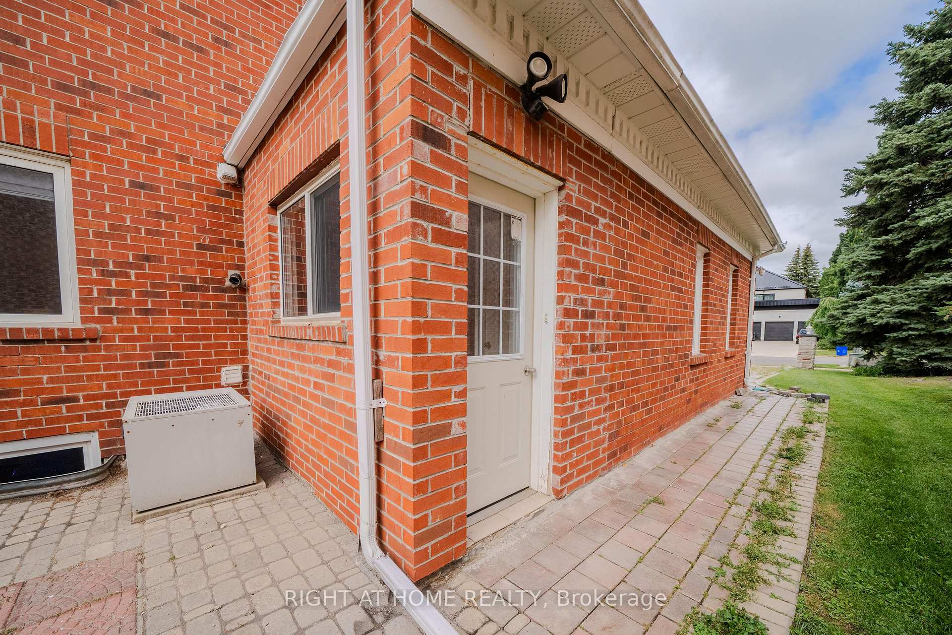 Photo 3 of Unit Lower, 3 Glenayr Road, Richmond Hill, Bayview Hill — HOMEH