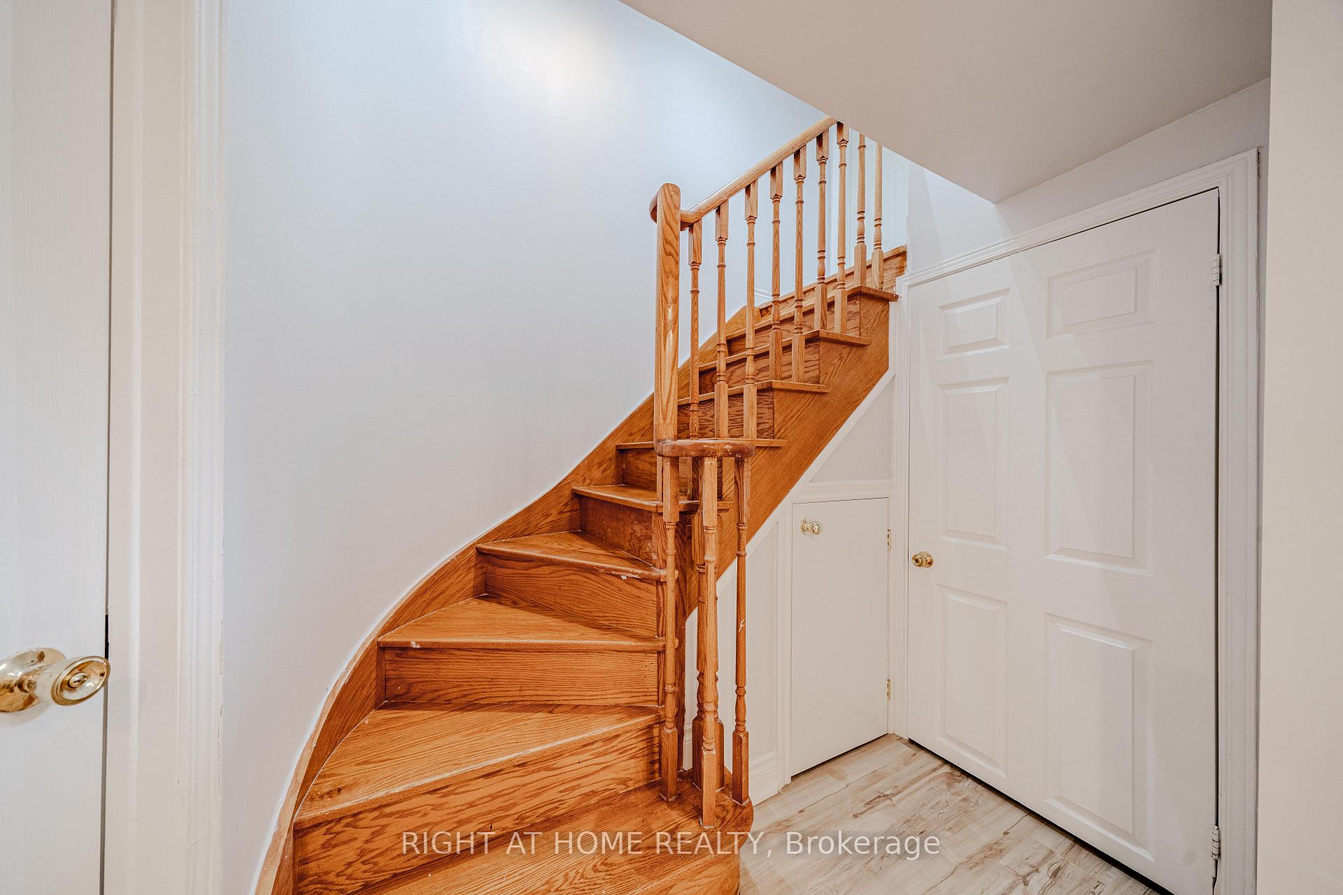 Photo 5 of Unit Lower, 3 Glenayr Road, Richmond Hill, Bayview Hill — HOMEH