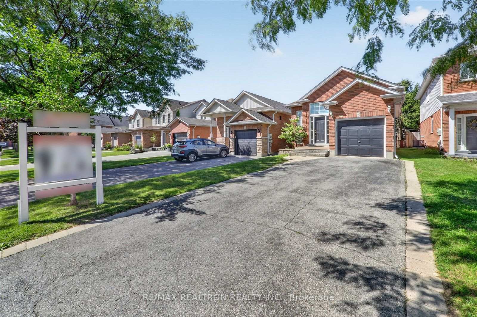 Photo 3 of 80 Cecil Found Crescent, Clarington, Courtice — HOMEH