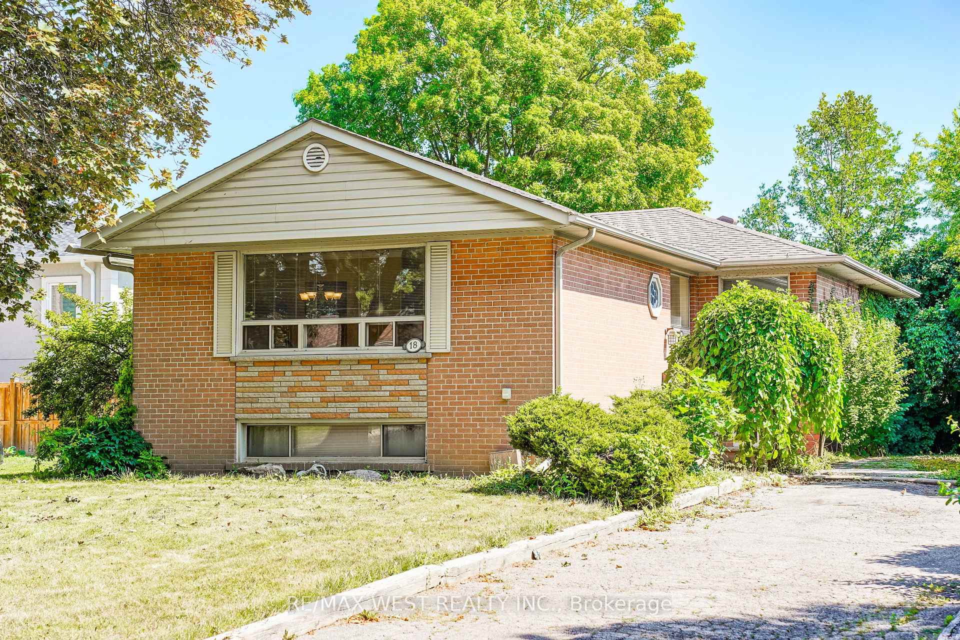 Photo 1 of 18 Mcclure Avenue, Brampton, Northwood Park — HOMEH