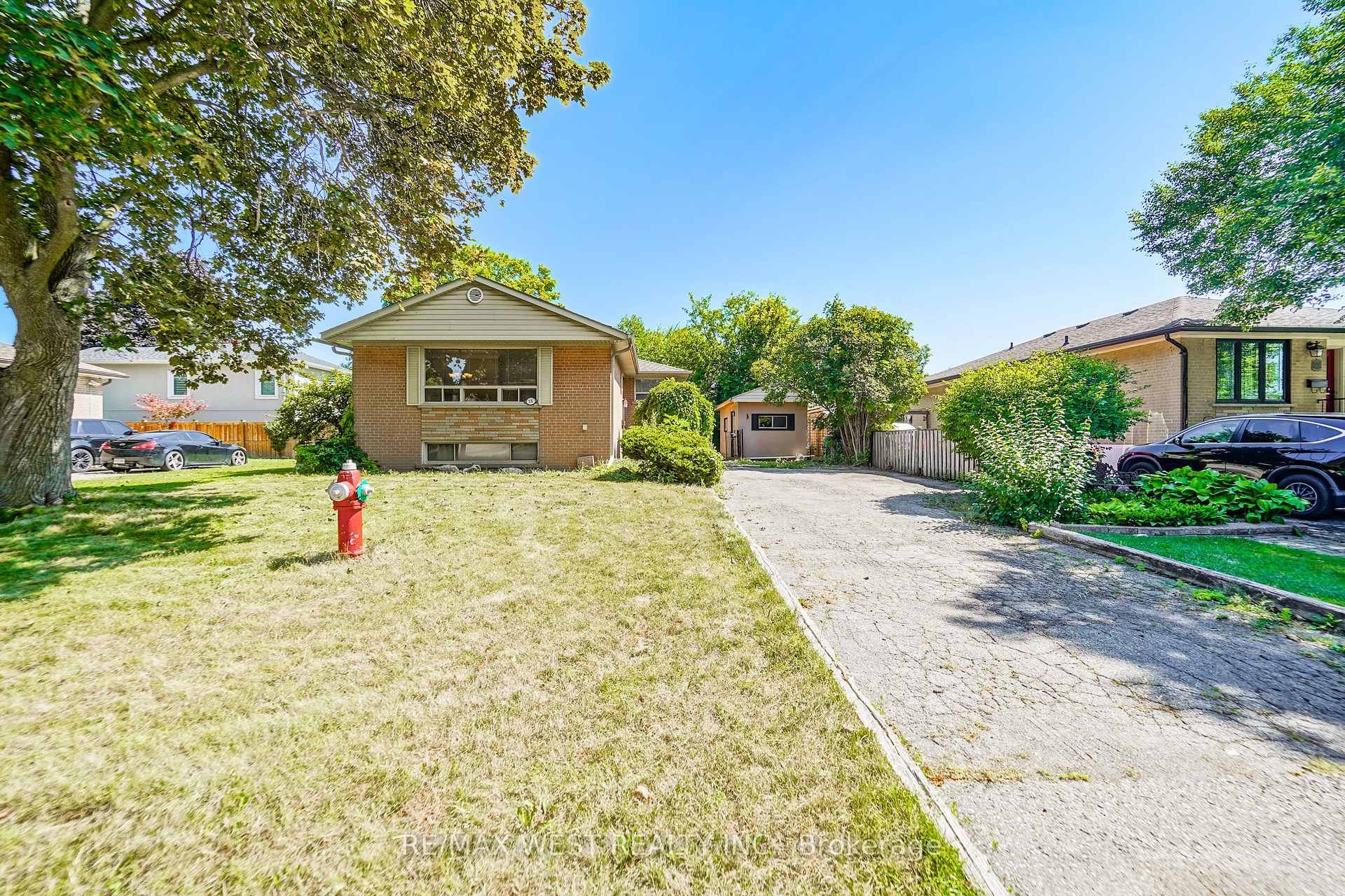 Photo 2 of 18 Mcclure Avenue, Brampton, Northwood Park — HOMEH