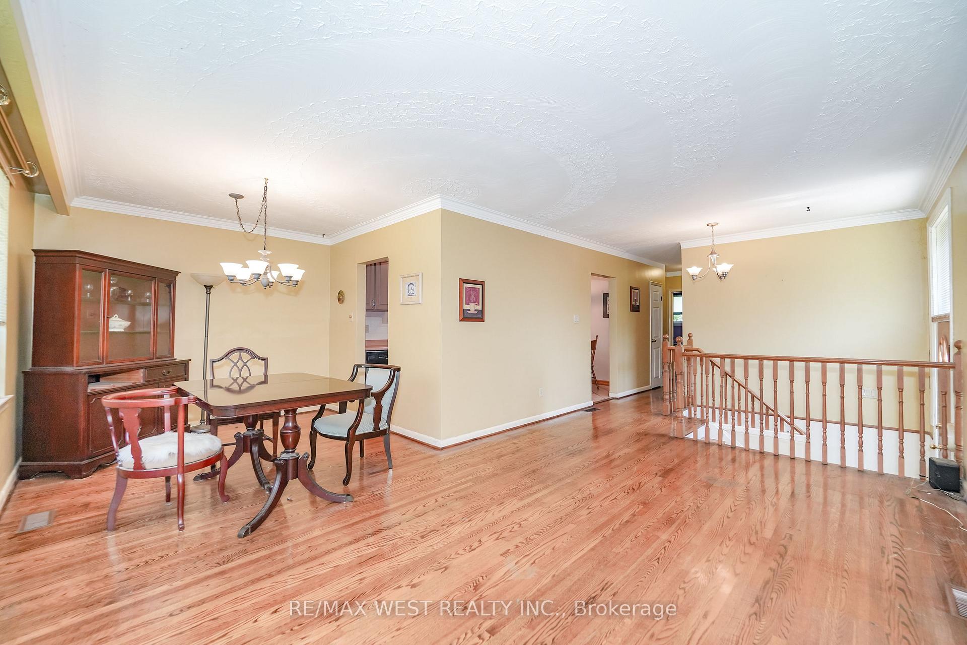 Photo 3 of 18 Mcclure Avenue, Brampton, Northwood Park — HOMEH