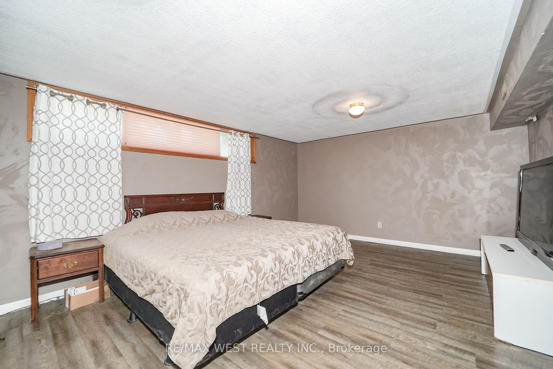 Photo 4 of 18 Mcclure Avenue, Brampton, Northwood Park — HOMEH