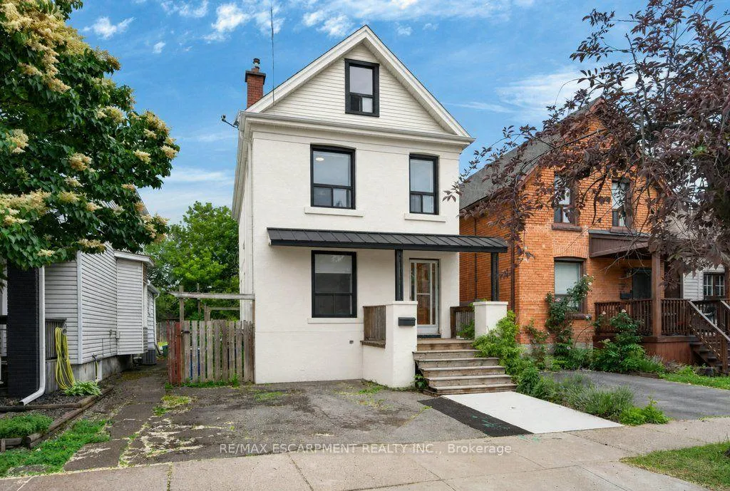 Front of 21 East Bend Avenue N