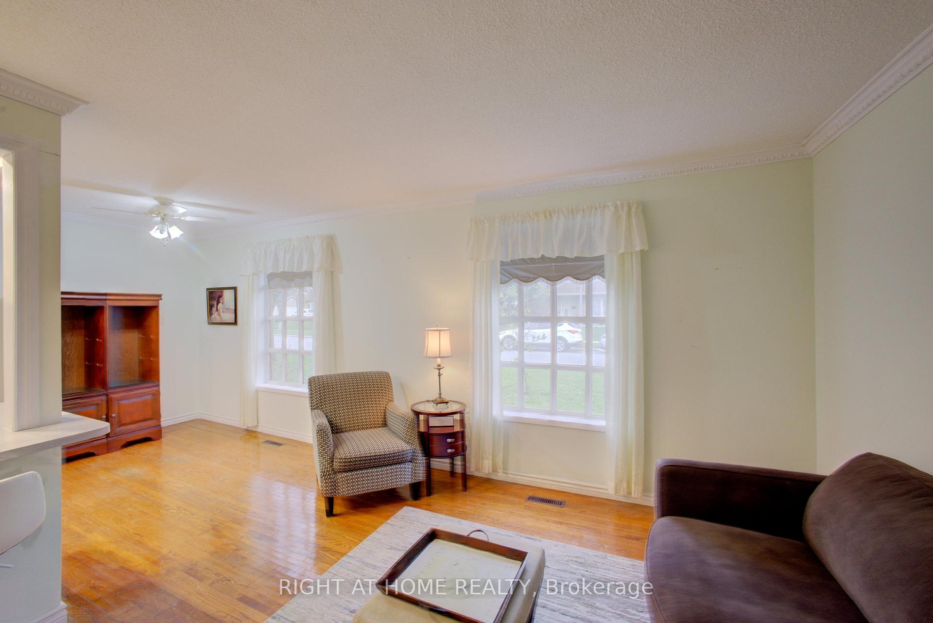 Photo 4 of 30 Parkview Drive, Orangeville — HOMEH