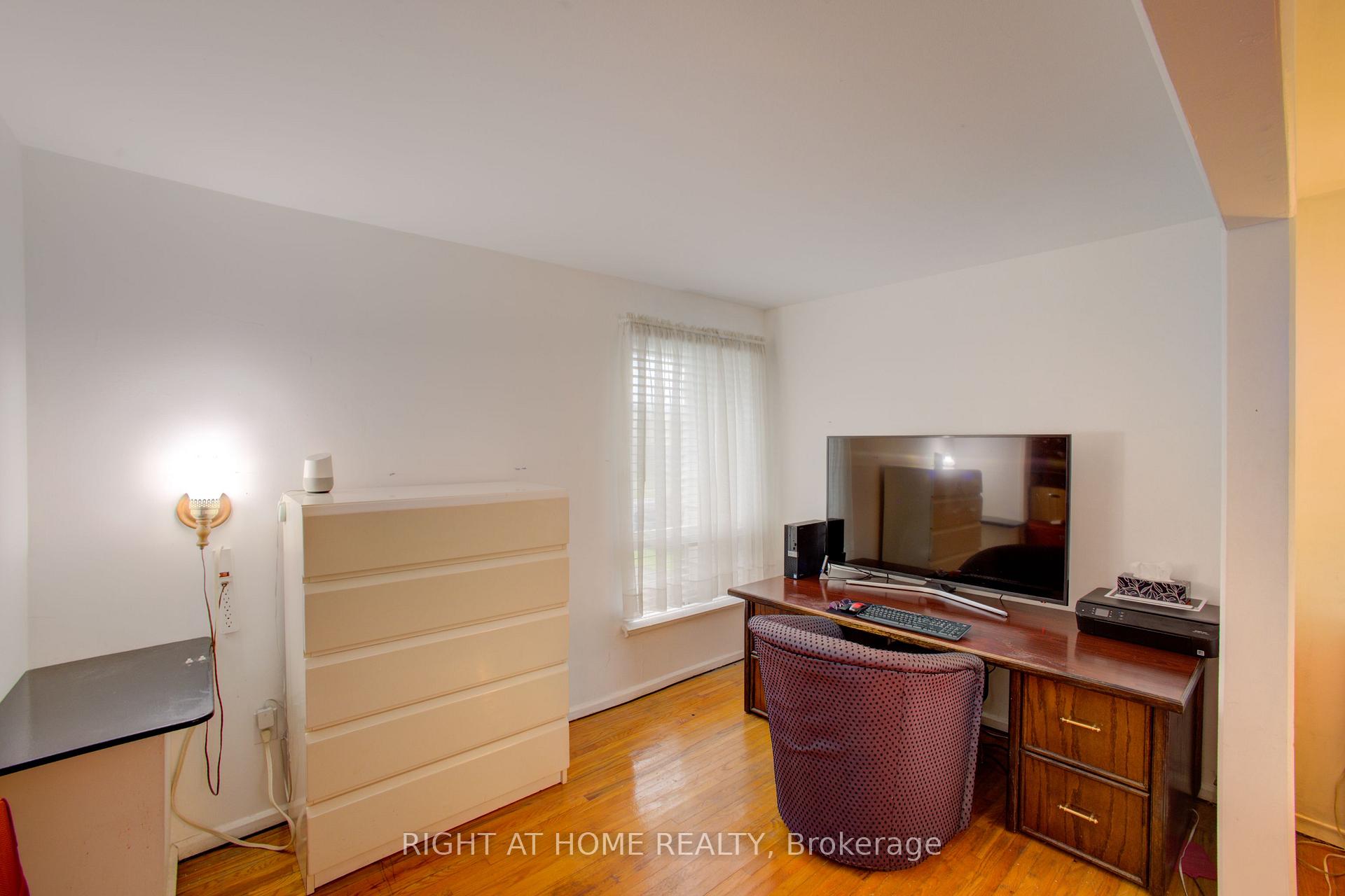 Photo 10 of 30 Parkview Drive, Orangeville — HOMEH