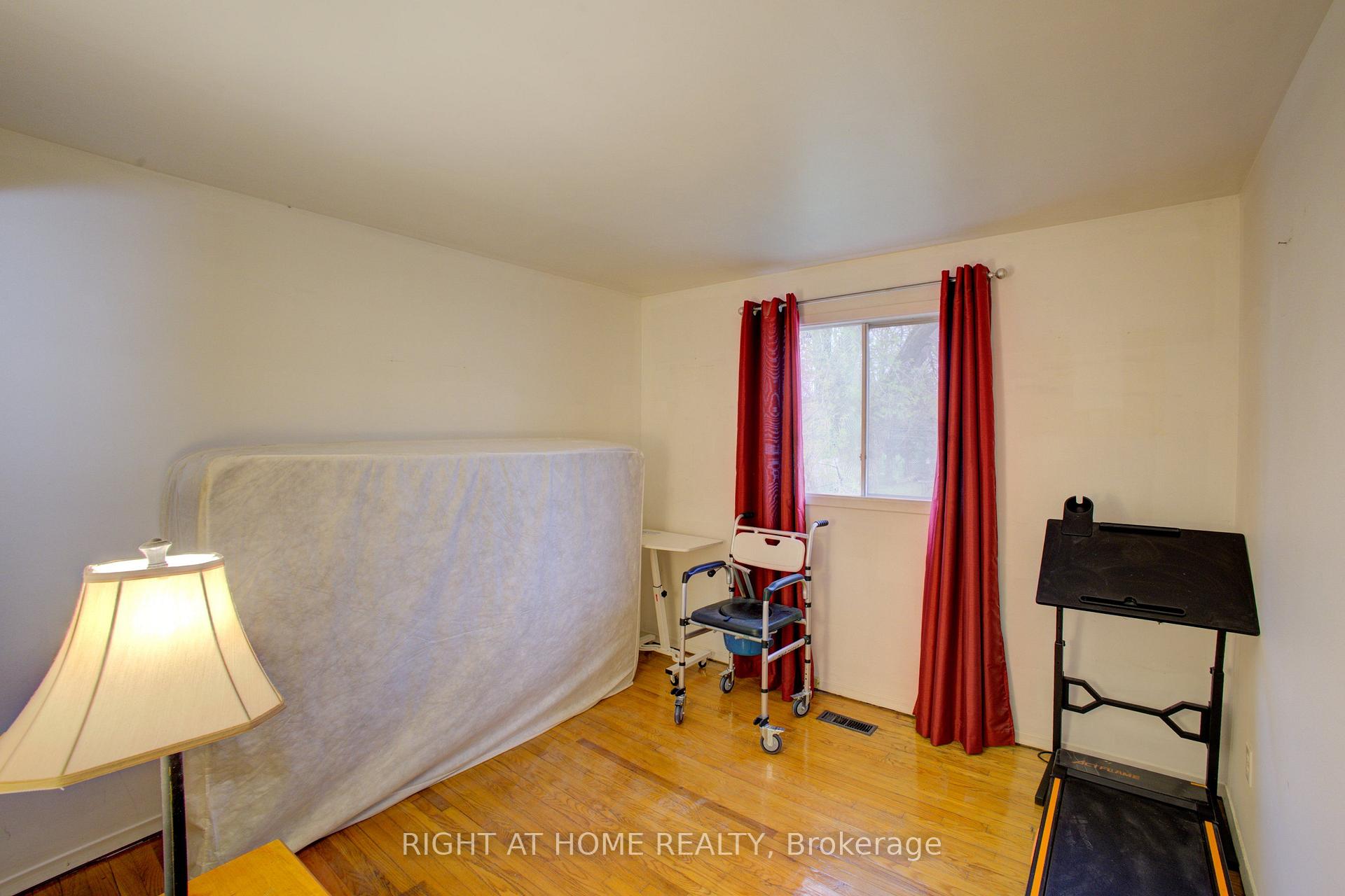 Photo 11 of 30 Parkview Drive, Orangeville — HOMEH