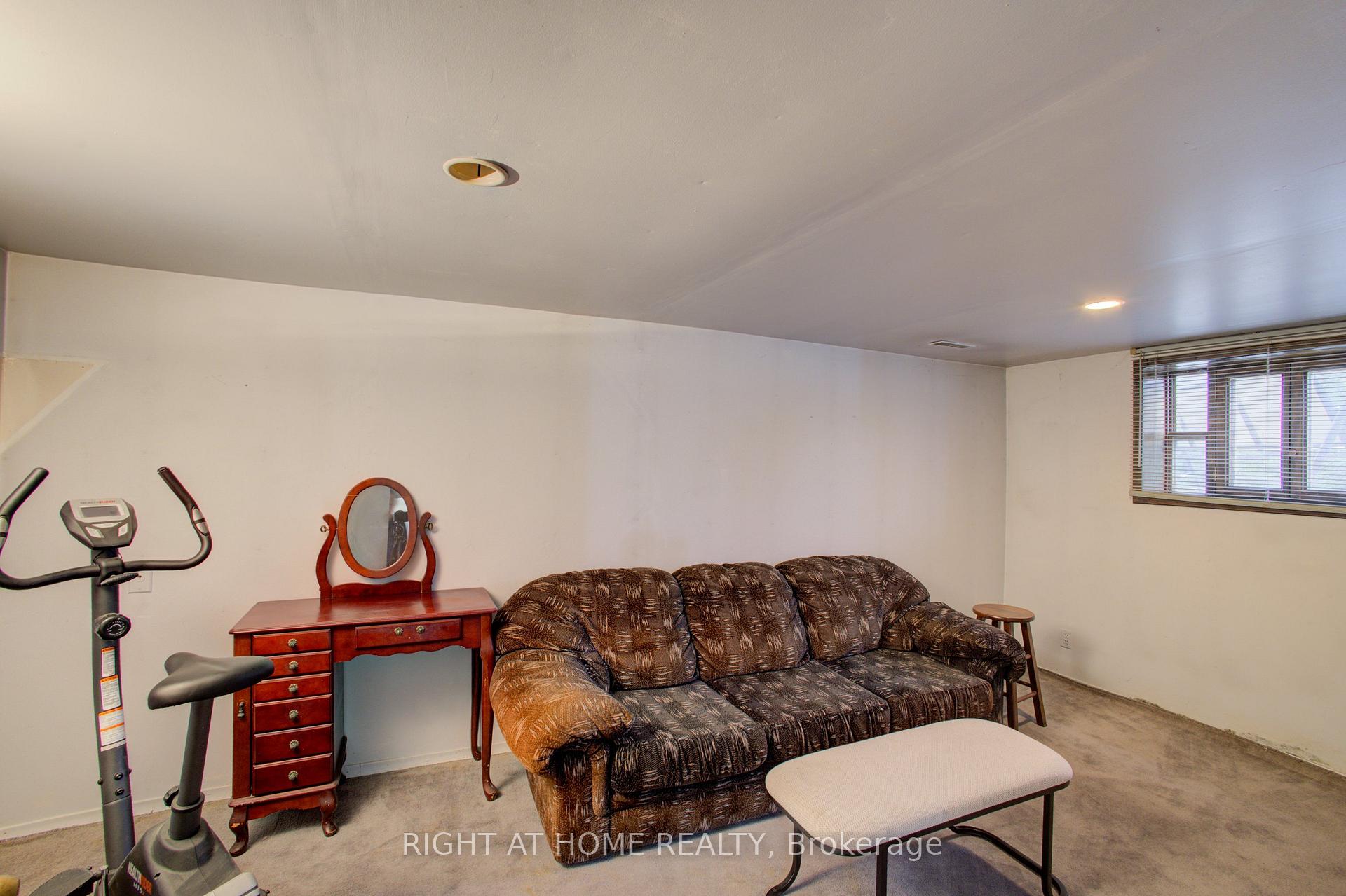 Photo 12 of 30 Parkview Drive, Orangeville — HOMEH