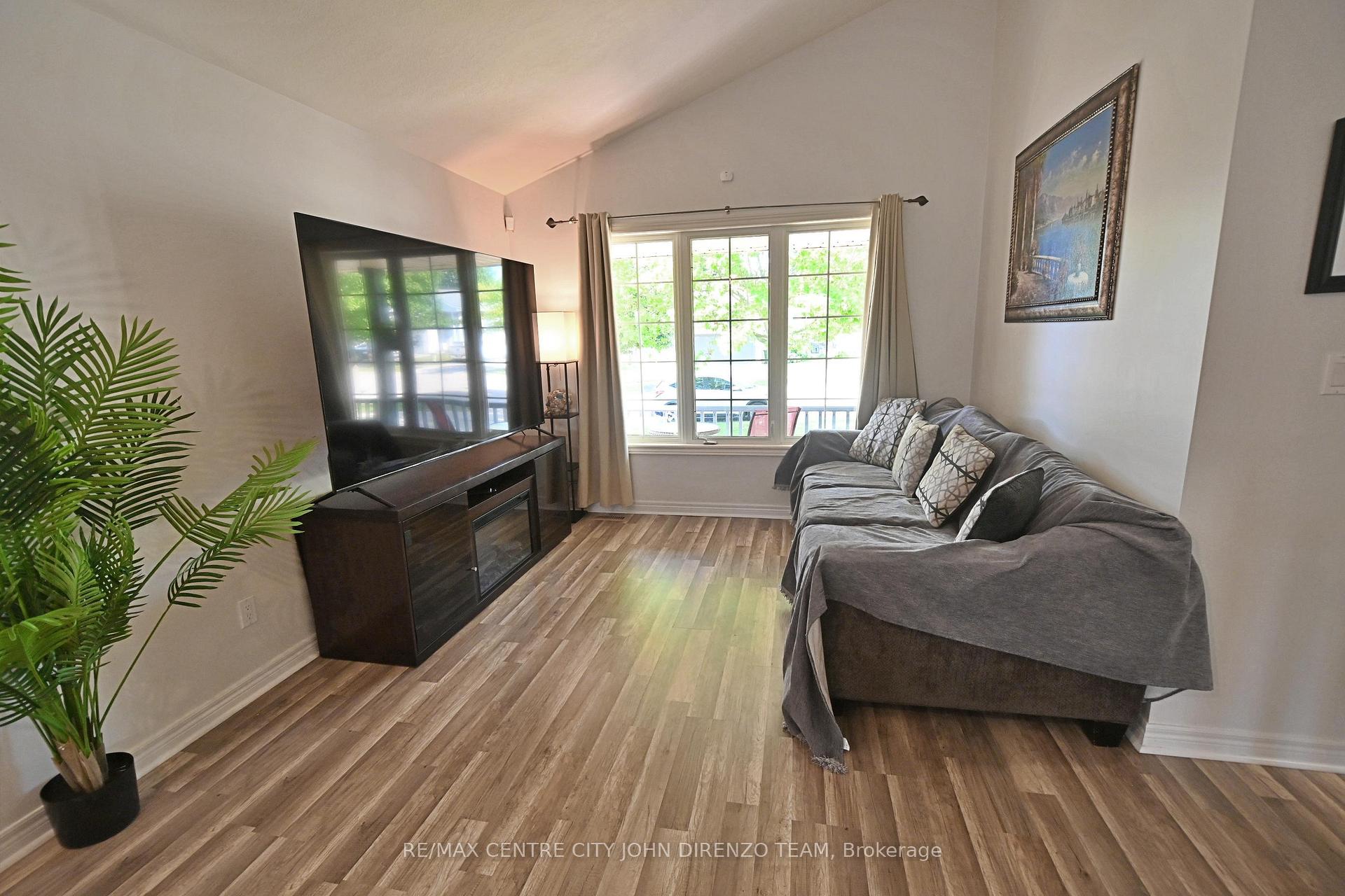 Photo 4 of 72 Axford Parkway, St. Thomas — HOMEH