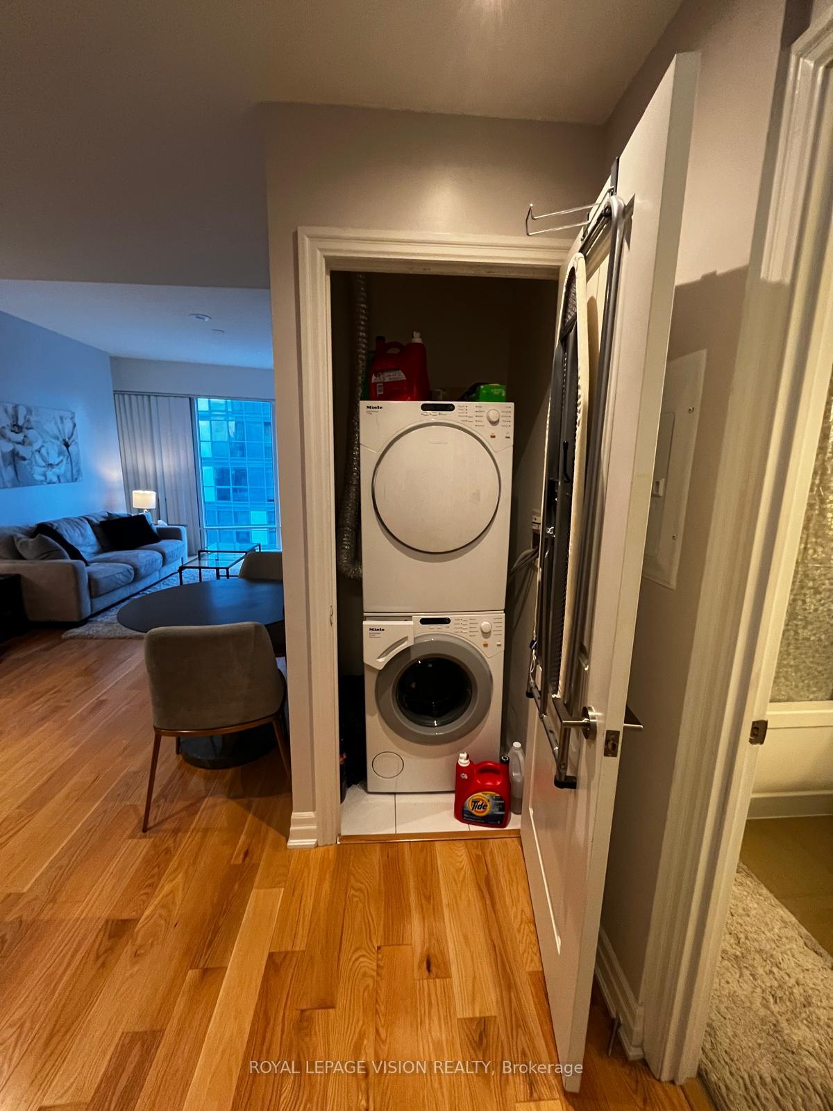Photo 8 of Unit 2701, 8 The Esplanade Avenue, Toronto, Waterfront Communities — HOMEH