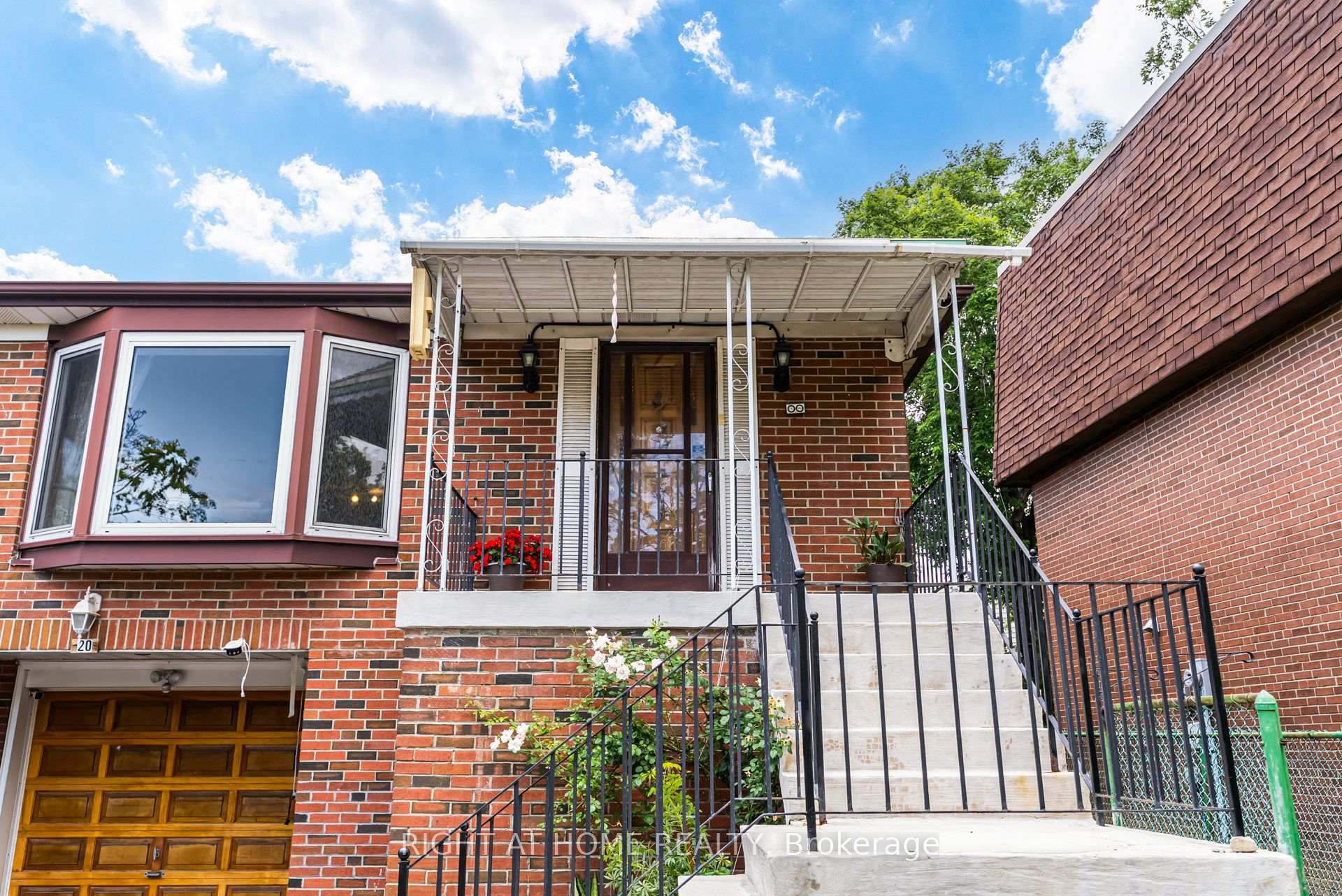 Photo 3 of 20 Zealand Road, Etobicoke, Willowridge-Martingrove-Richview — HOMEH