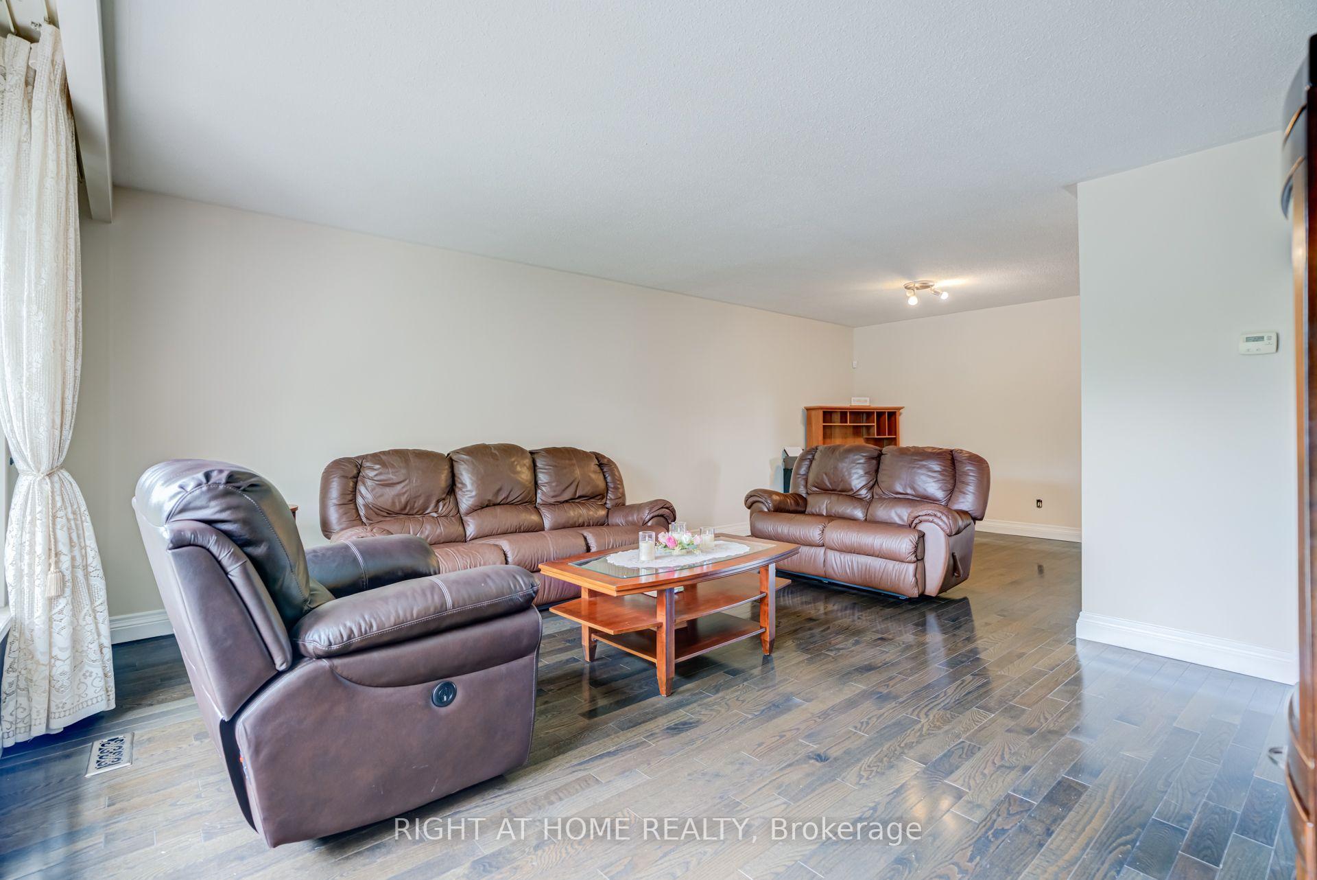 Photo 8 of 20 Zealand Road, Etobicoke, Willowridge-Martingrove-Richview — HOMEH