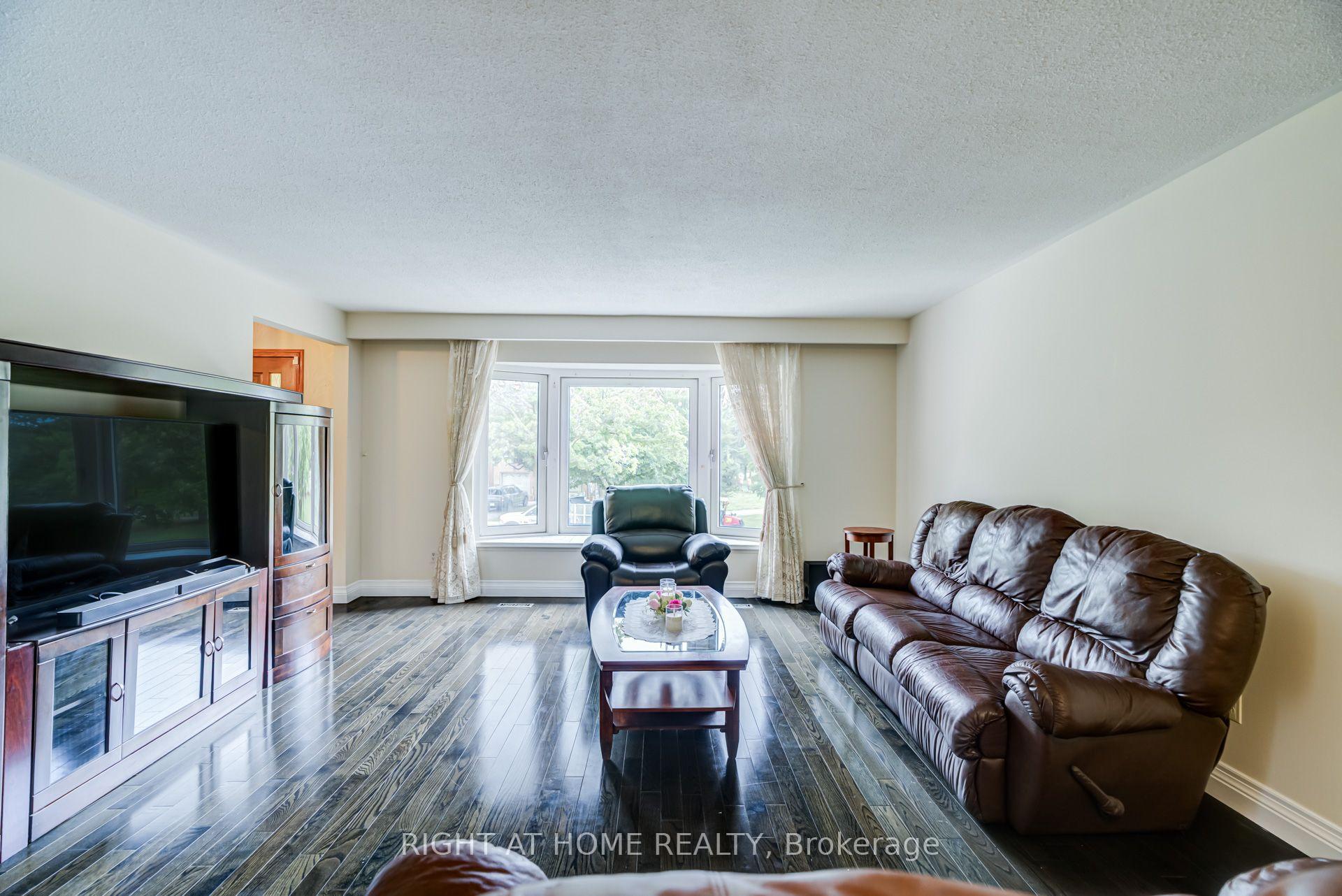 Photo 9 of 20 Zealand Road, Etobicoke, Willowridge-Martingrove-Richview — HOMEH
