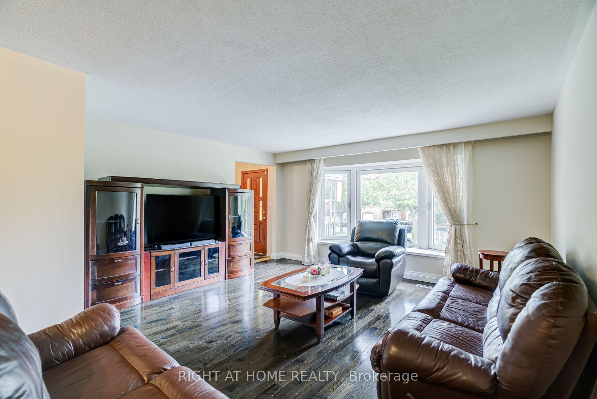 Photo 10 of 20 Zealand Road, Etobicoke, Willowridge-Martingrove-Richview — HOMEH