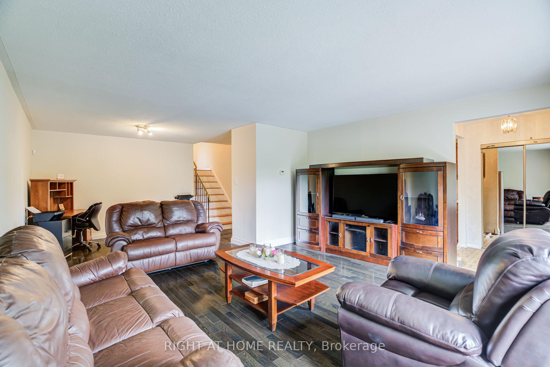 Photo 11 of 20 Zealand Road, Etobicoke, Willowridge-Martingrove-Richview — HOMEH
