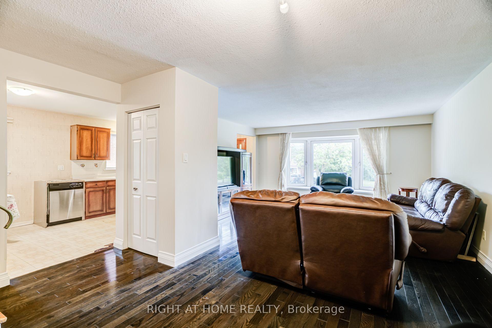 Photo 13 of 20 Zealand Road, Etobicoke, Willowridge-Martingrove-Richview — HOMEH