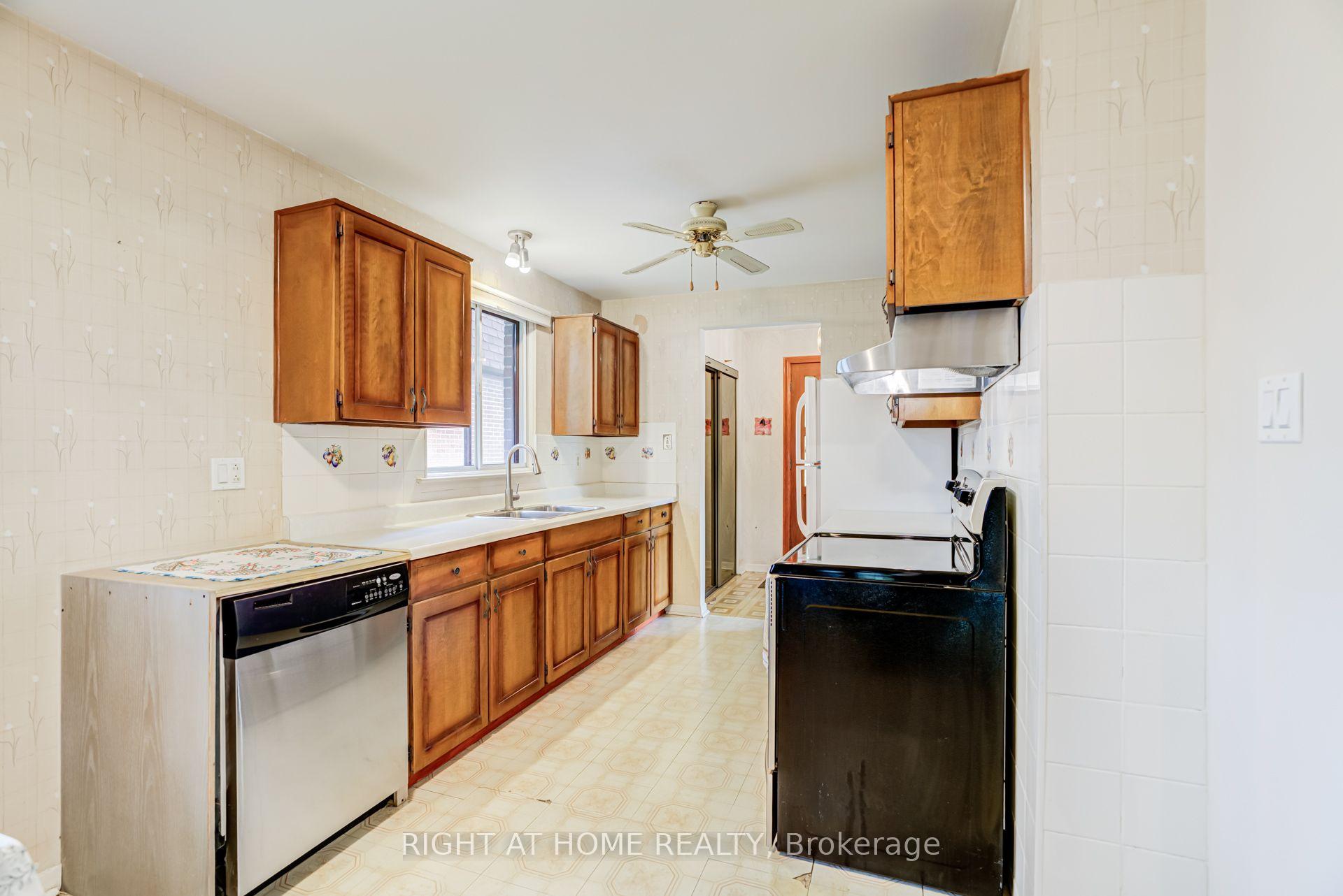 Photo 15 of 20 Zealand Road, Etobicoke, Willowridge-Martingrove-Richview — HOMEH