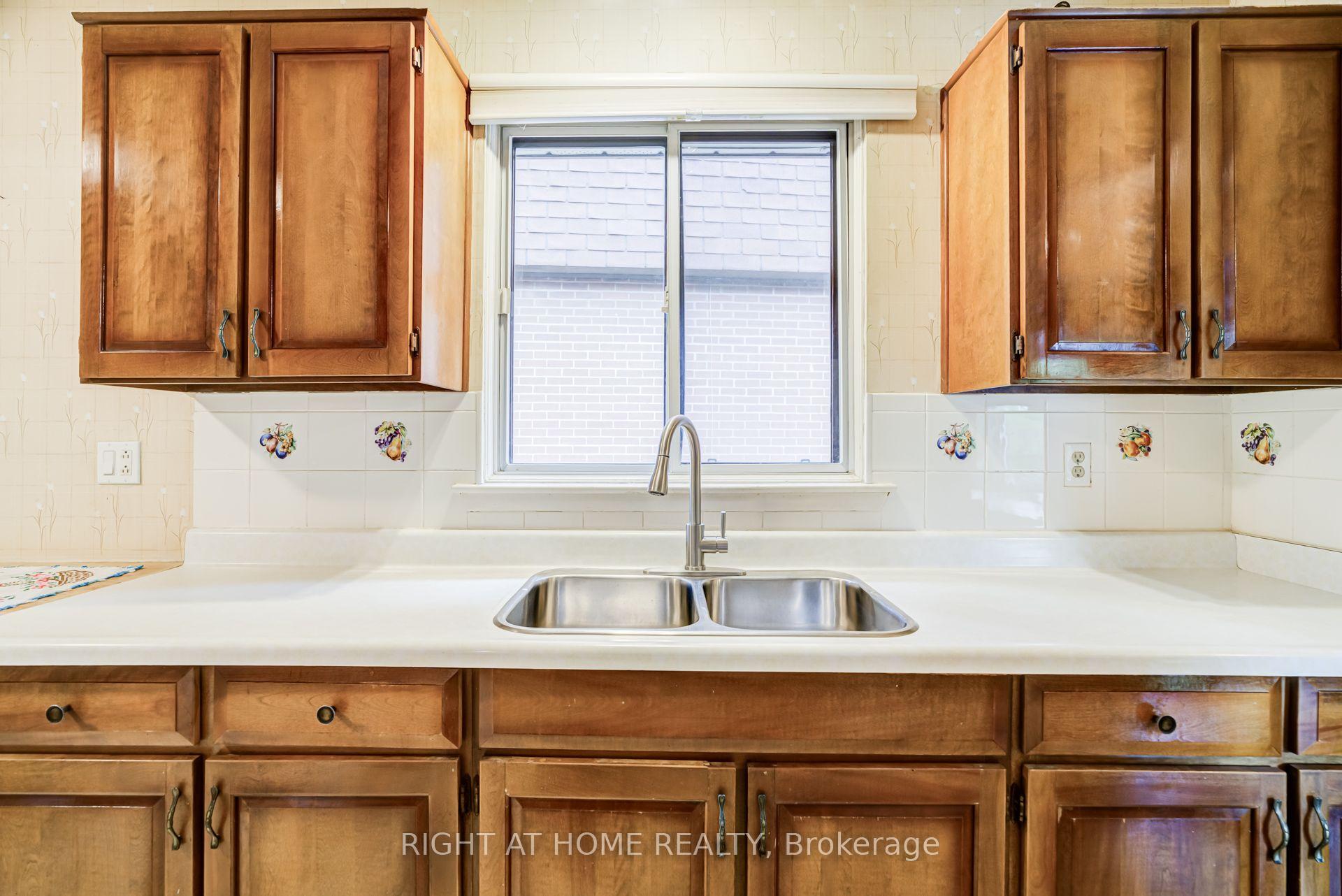 Photo 16 of 20 Zealand Road, Etobicoke, Willowridge-Martingrove-Richview — HOMEH