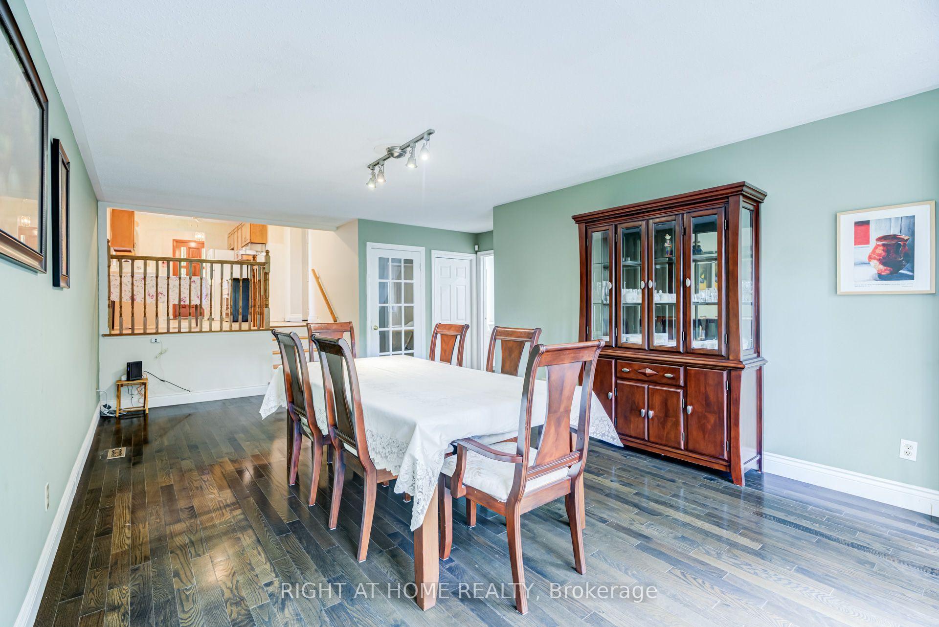 Photo 31 of 20 Zealand Road, Etobicoke, Willowridge-Martingrove-Richview — HOMEH