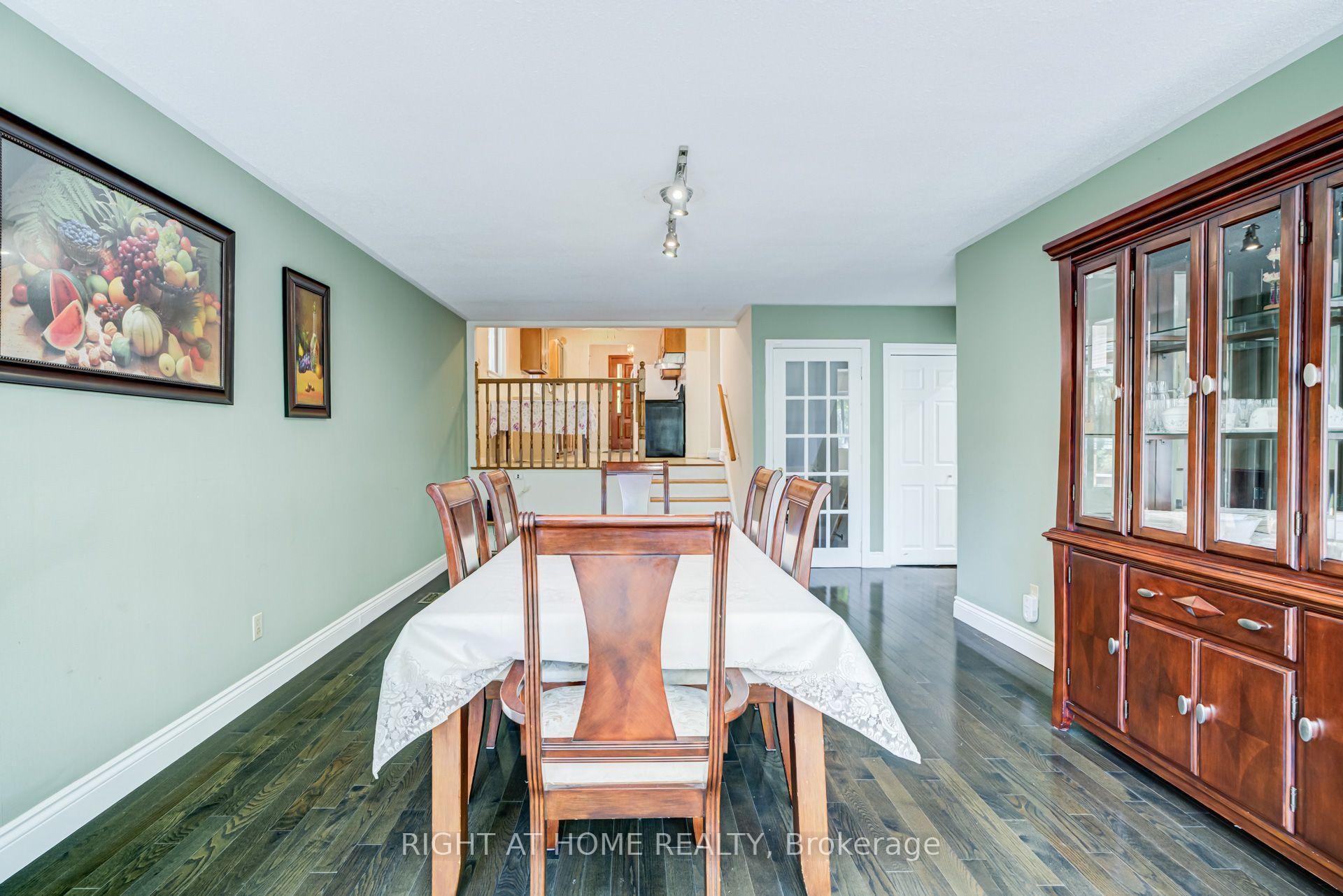 Photo 32 of 20 Zealand Road, Etobicoke, Willowridge-Martingrove-Richview — HOMEH