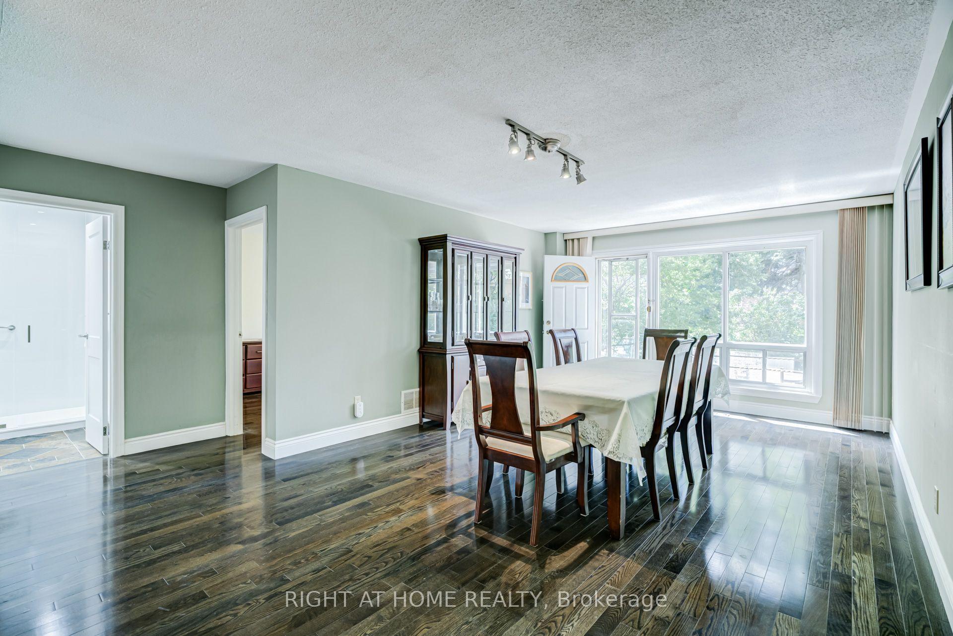 Photo 33 of 20 Zealand Road, Etobicoke, Willowridge-Martingrove-Richview — HOMEH