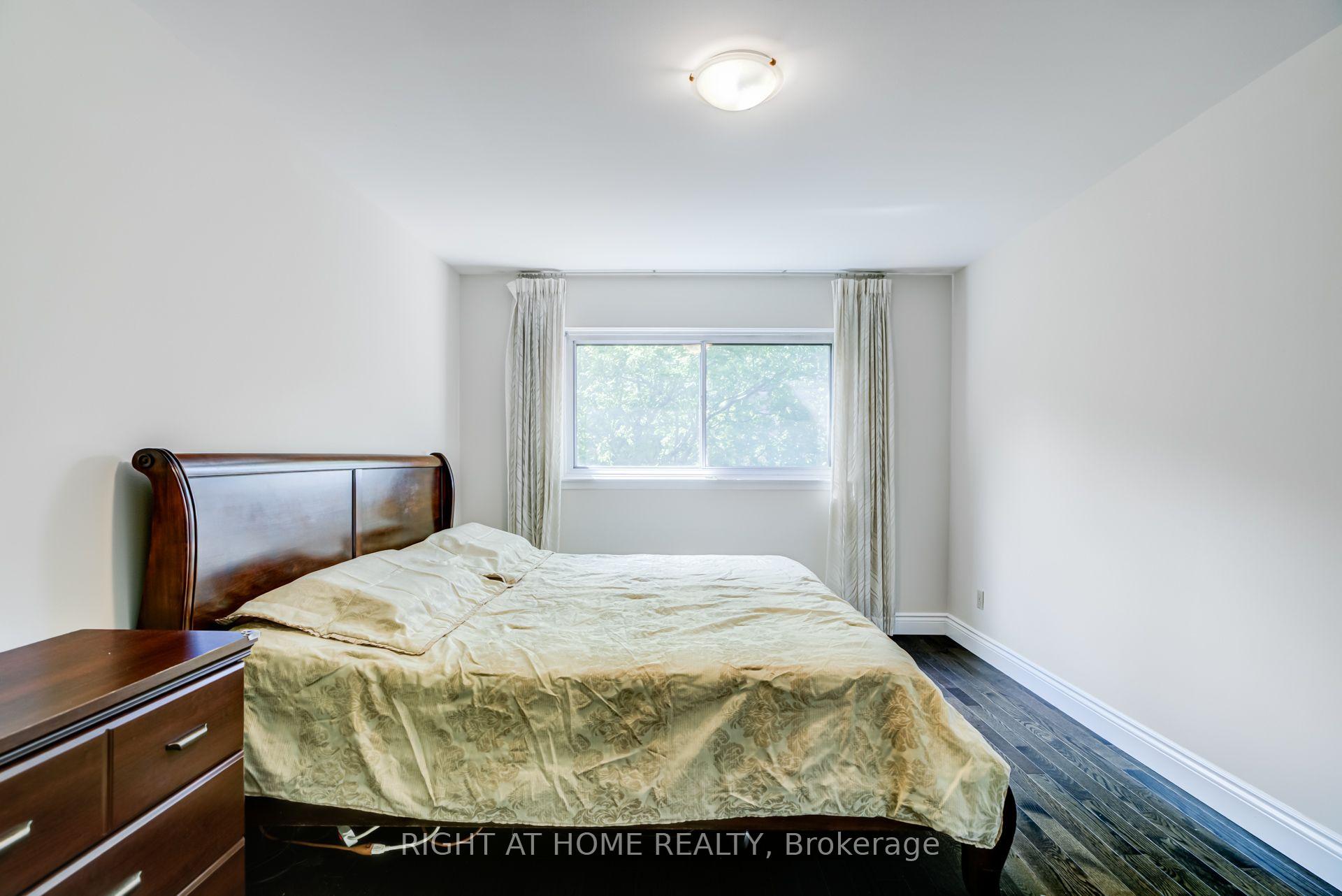 Photo 35 of 20 Zealand Road, Etobicoke, Willowridge-Martingrove-Richview — HOMEH