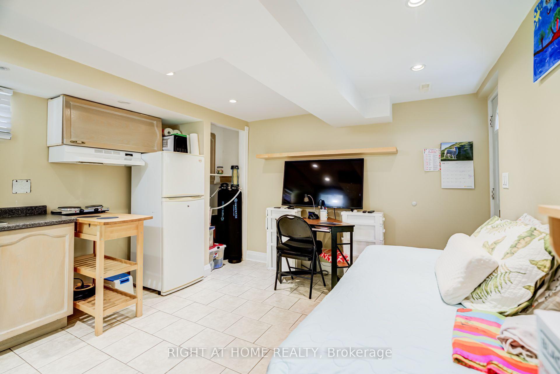 Photo 38 of 20 Zealand Road, Etobicoke, Willowridge-Martingrove-Richview — HOMEH