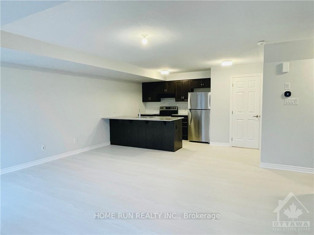 Photo 2 of 911 Nautilus Private, Ottawa, Kanata - Emerald Meadows/Trailwest — HOMEH