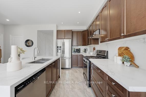 Photo 2 of 2 Tremblant Crescent, Vaughan, Kleinburg — HOMEH