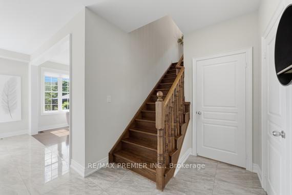 Photo 3 of 2 Tremblant Crescent, Vaughan, Kleinburg — HOMEH