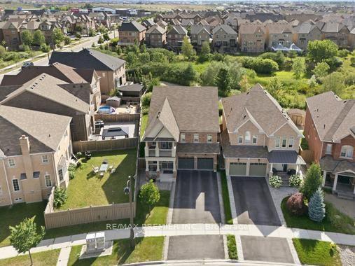 Photo 5 of 2 Tremblant Crescent, Vaughan, Kleinburg — HOMEH