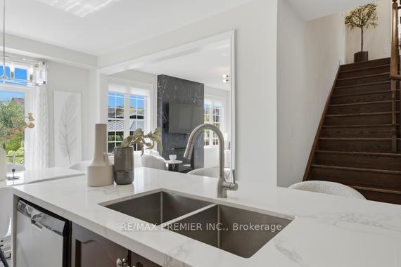 Photo 10 of 2 Tremblant Crescent, Vaughan, Kleinburg — HOMEH