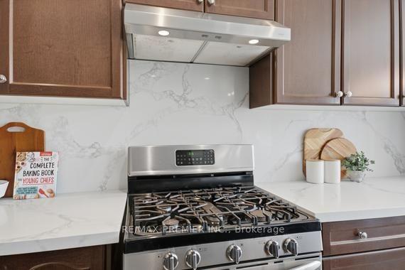 Photo 13 of 2 Tremblant Crescent, Vaughan, Kleinburg — HOMEH