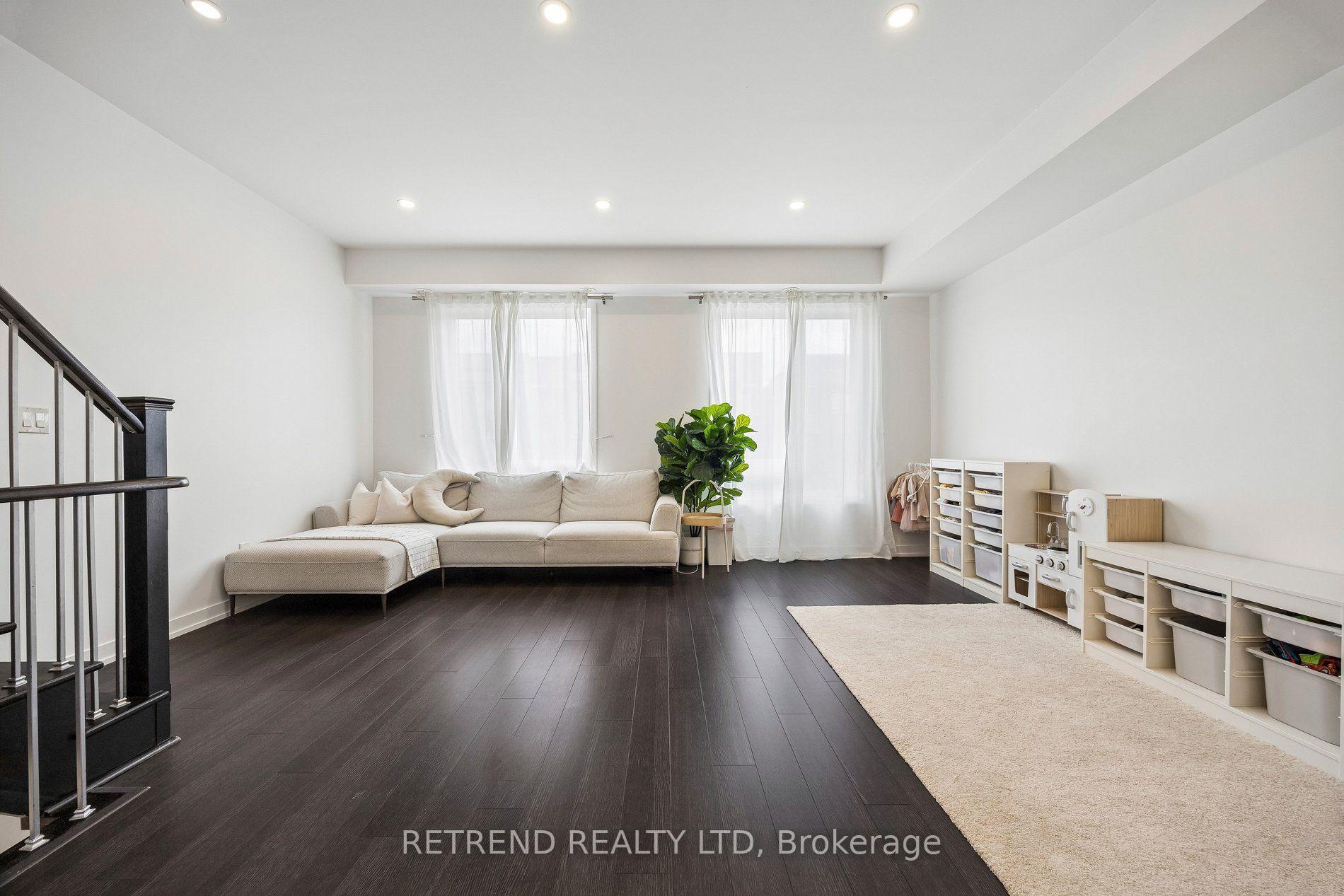Photo 10 of 192 Salterton Circle, Vaughan, Rural Vaughan — HOMEH